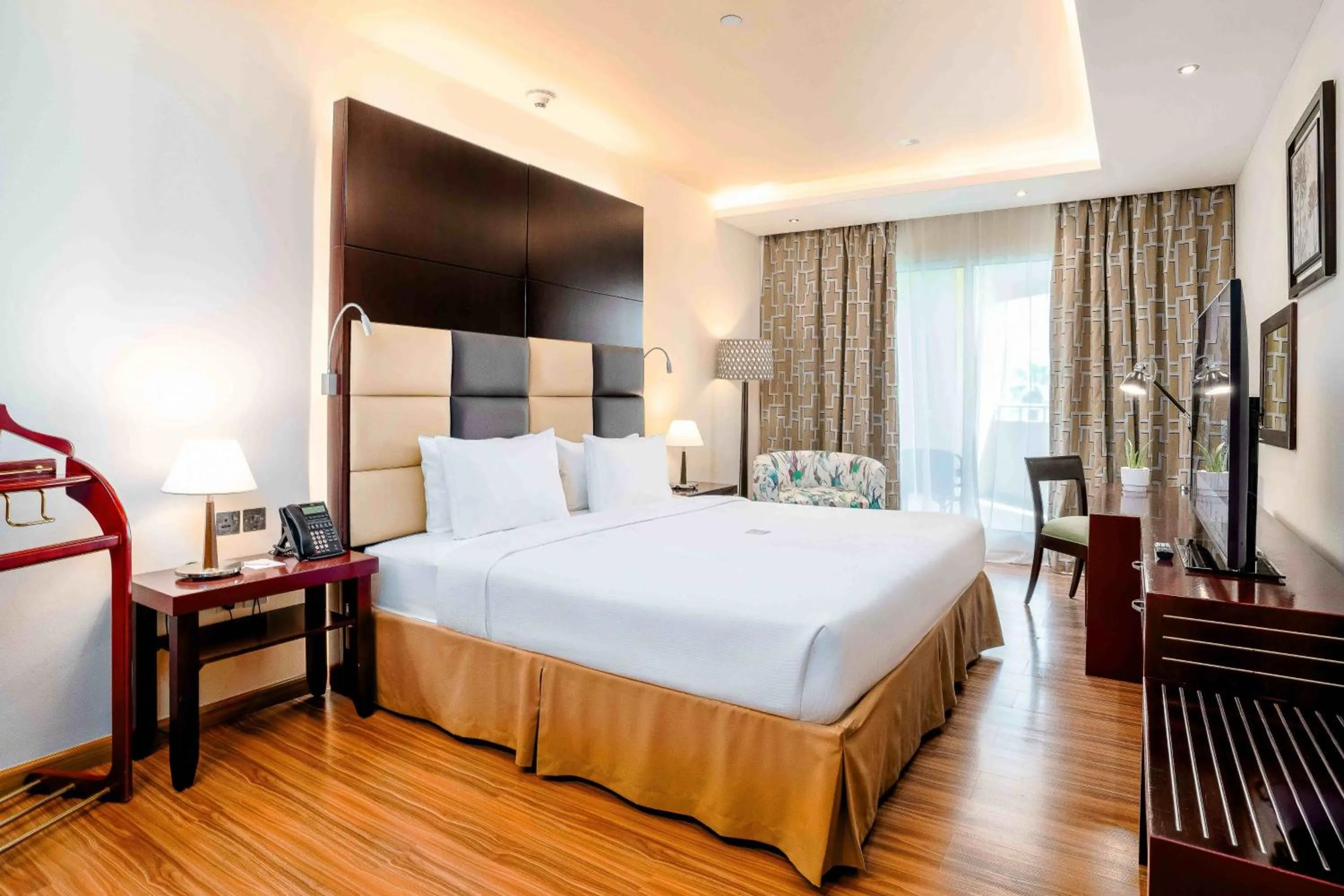 Bedroom, Bed in Metropolitan Al Mafraq Hotel