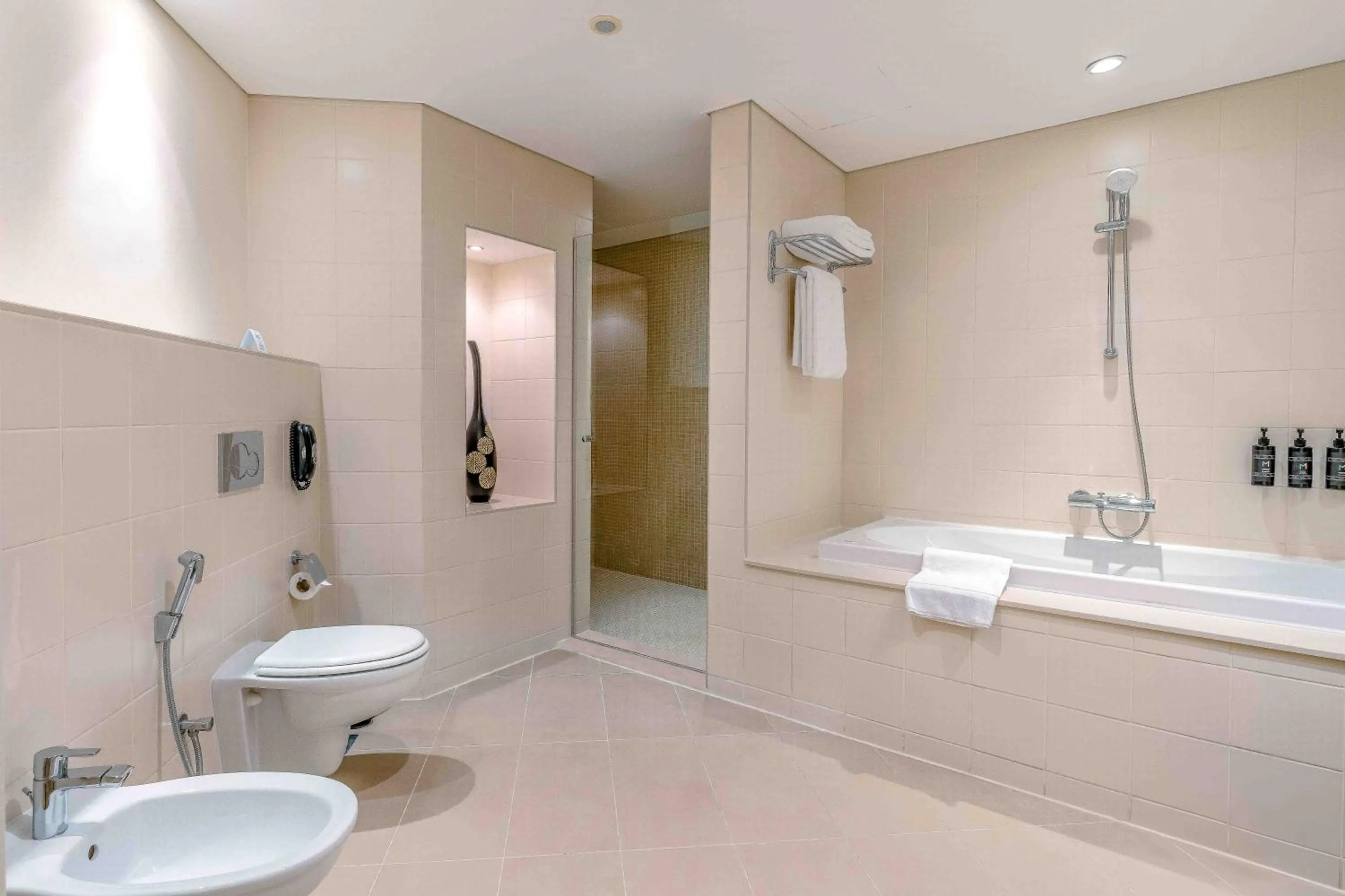 Toilet in Metropolitan Al Mafraq Hotel