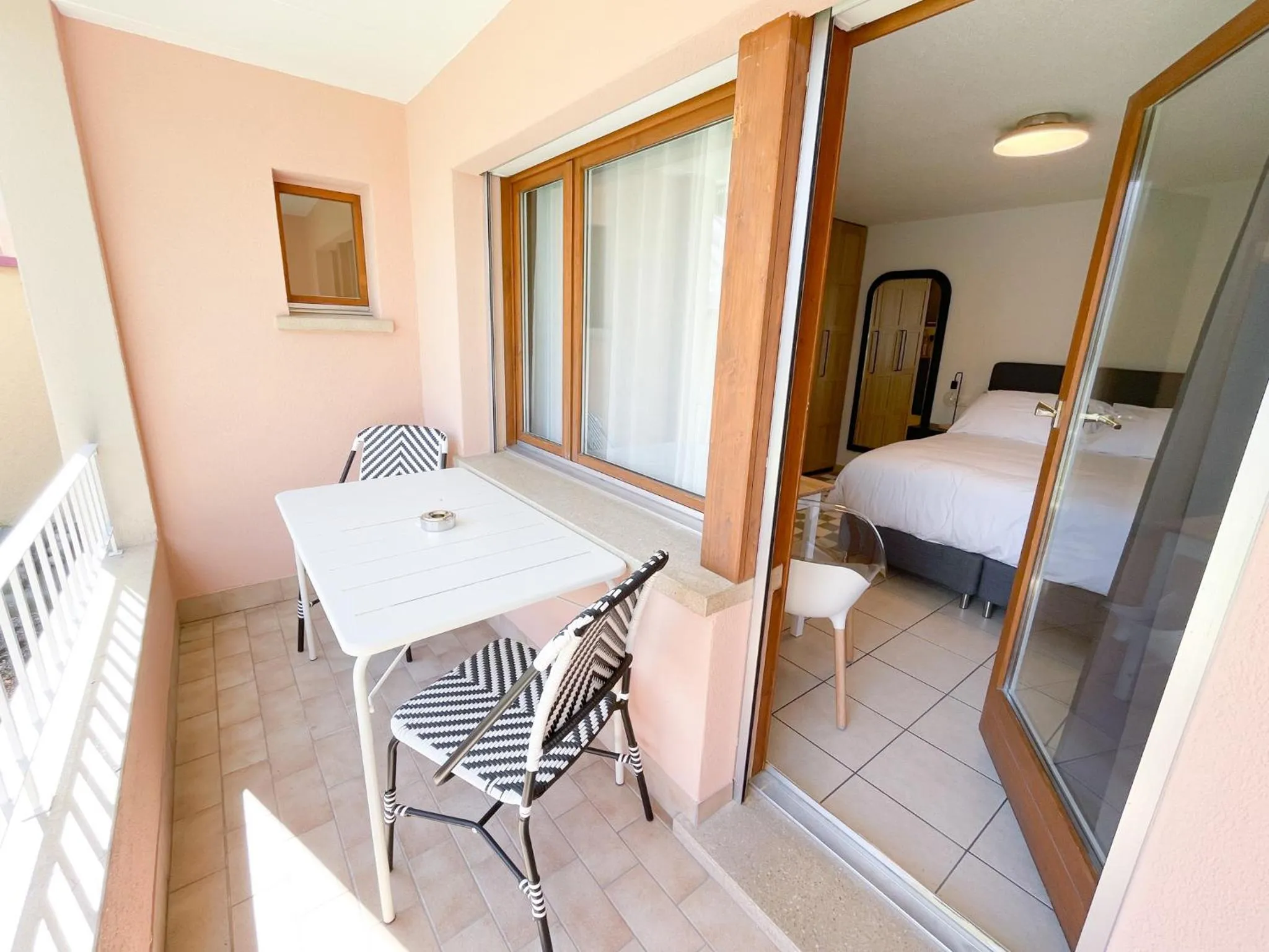 Balcony/Terrace, Bed in Hôtel des Bains de Saillon