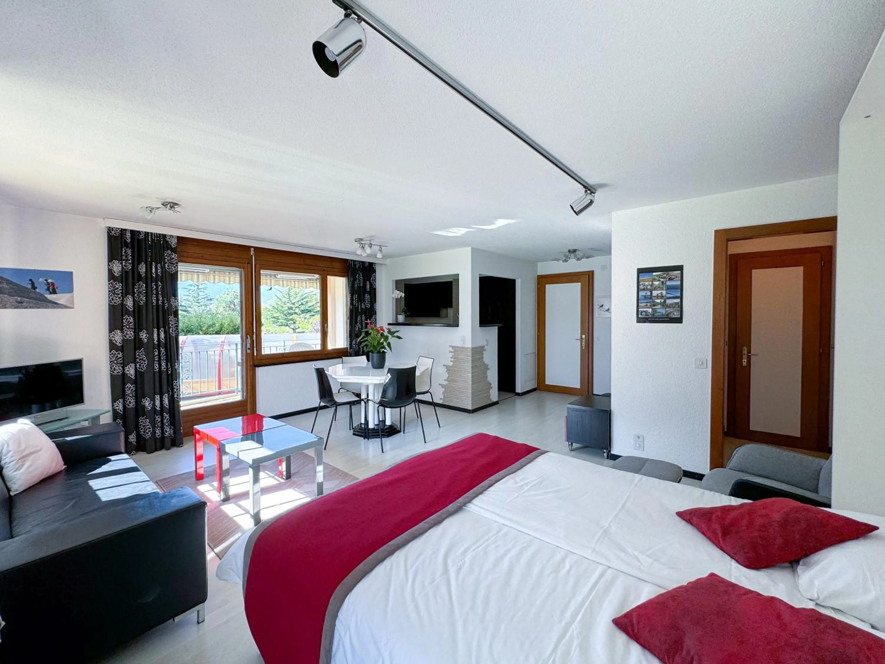 Photo of the whole room, Bed in Hôtel des Bains de Saillon