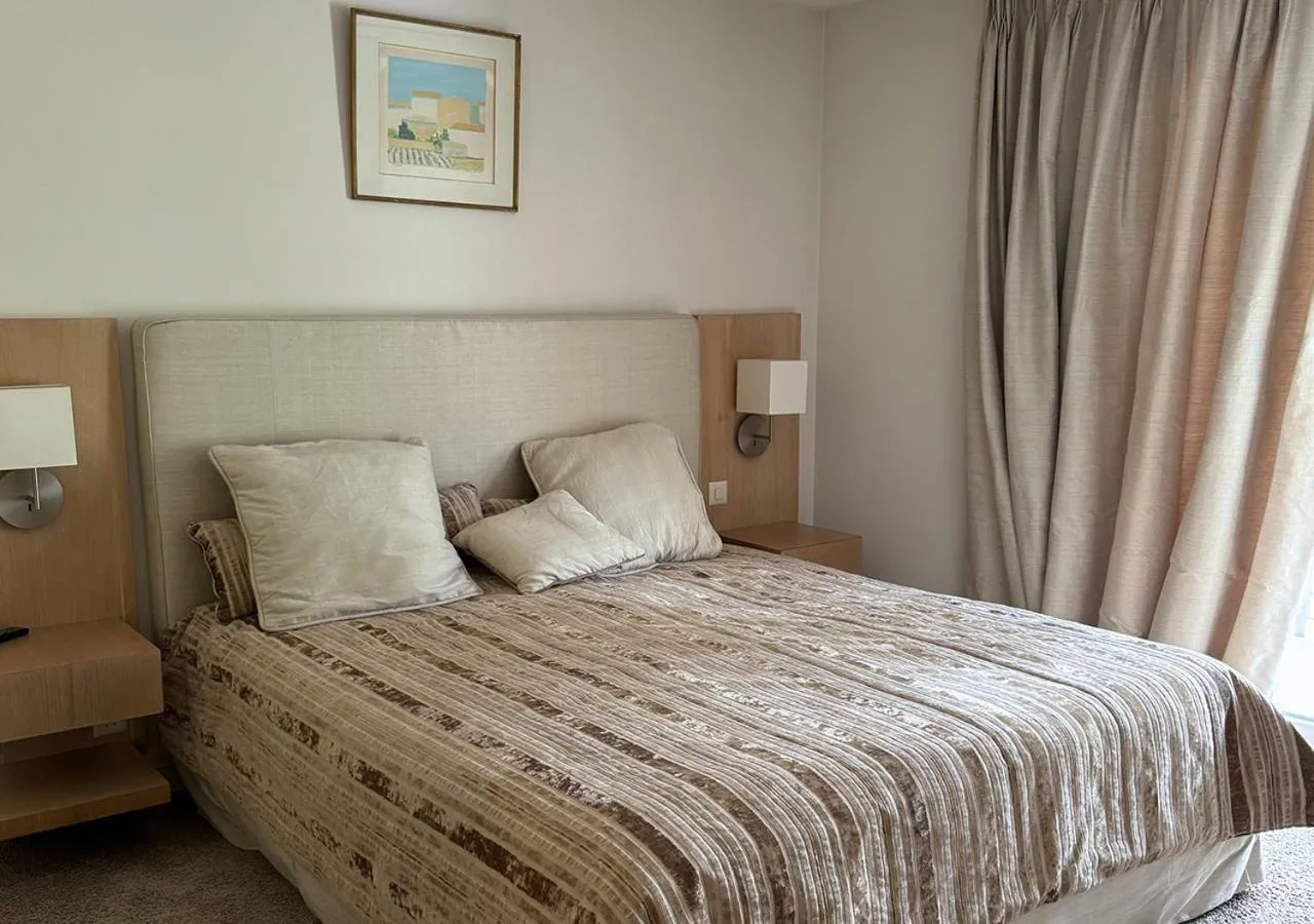 Bedroom, Bed in Hôtel des Bains de Saillon