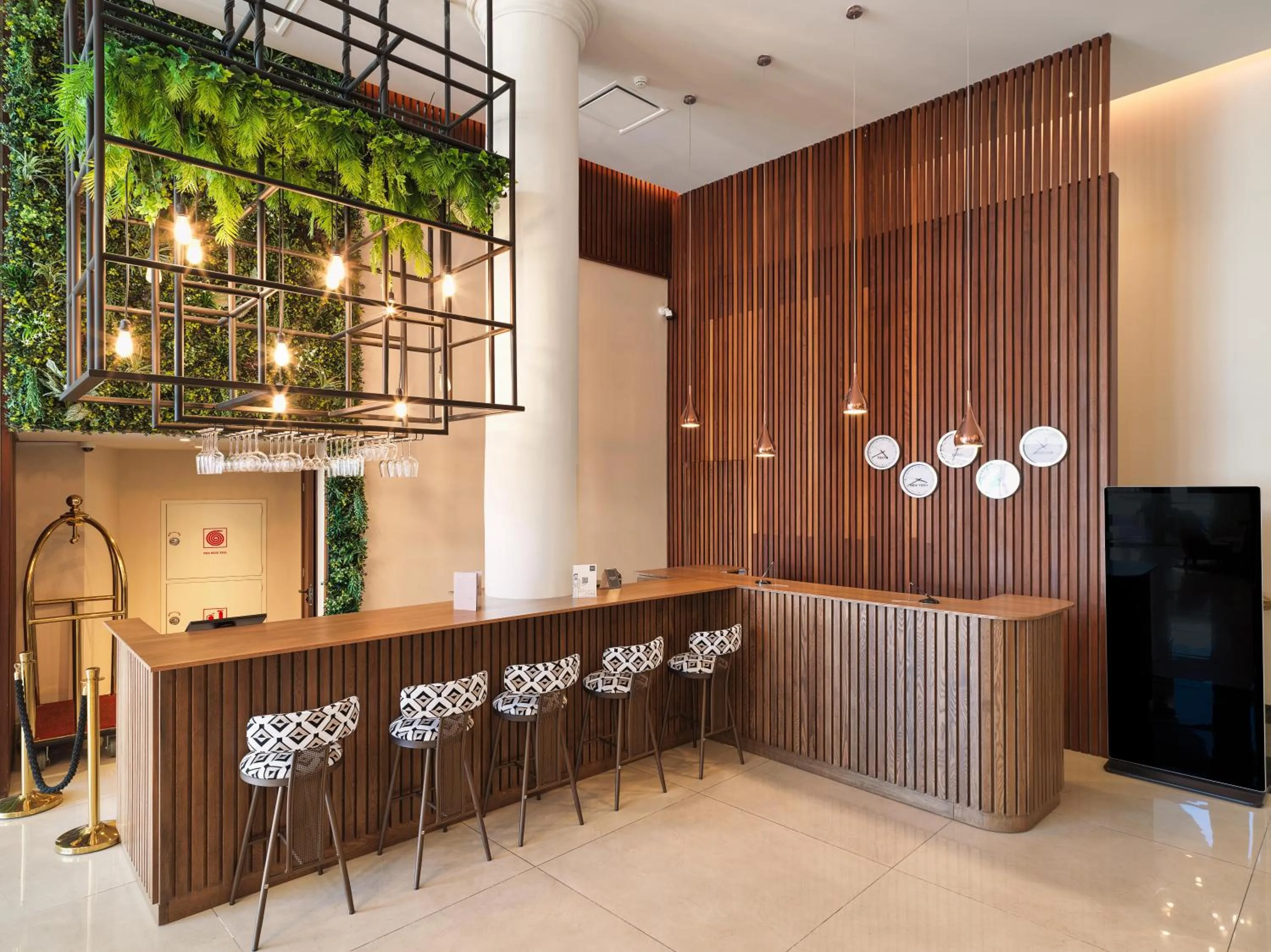 Restaurant/places to eat in Leonardo Boutique Hotel Larnaca