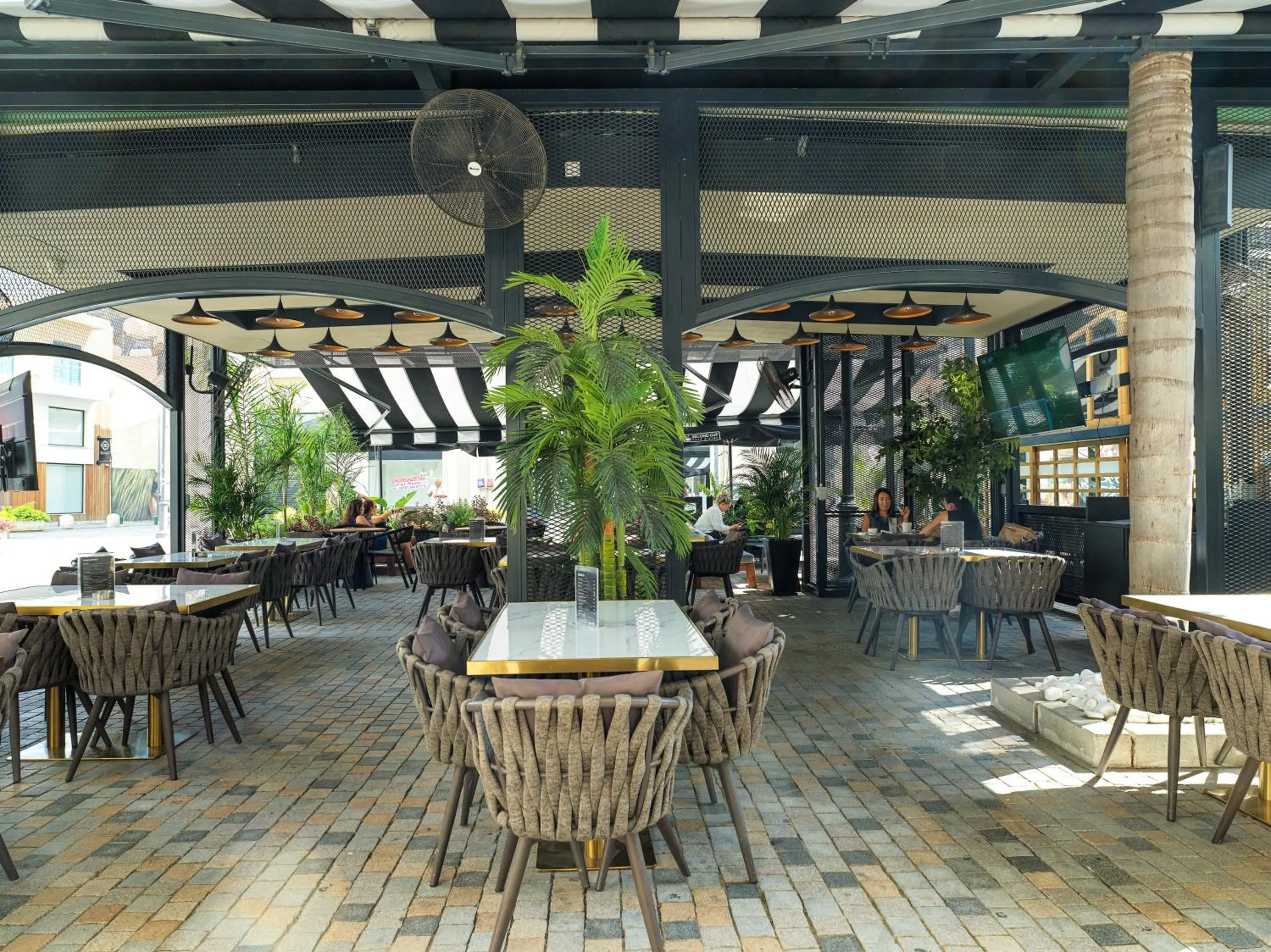 Restaurant/places to eat in Leonardo Boutique Hotel Larnaca