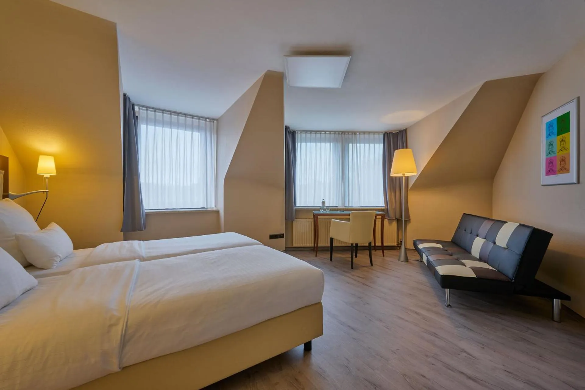 Photo of the whole room, Bed in Cityhotel Kaiser Karl Aachen