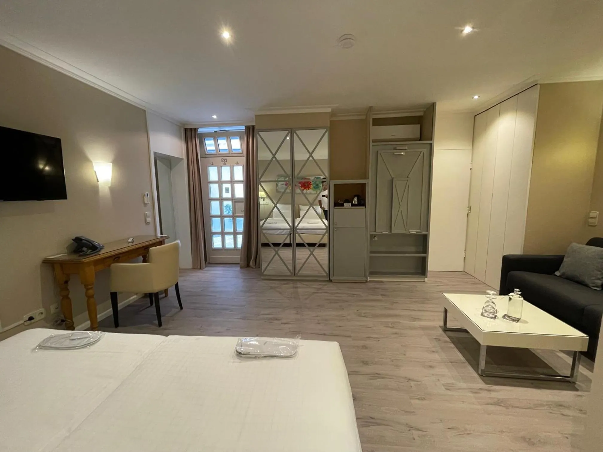 Photo of the whole room, Bed in Cityhotel Kaiser Karl Aachen