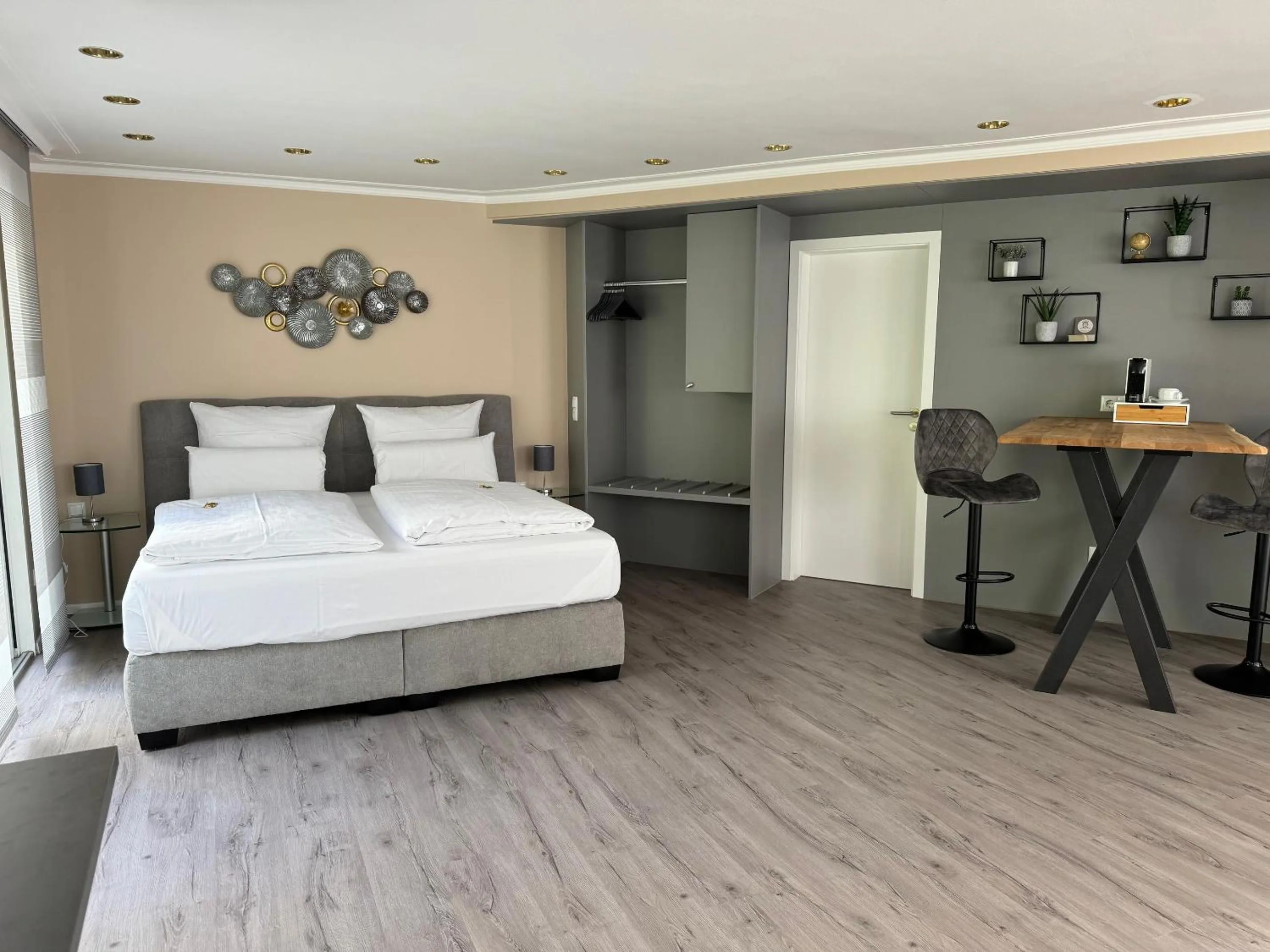 Photo of the whole room, Bed in Cityhotel Kaiser Karl Aachen