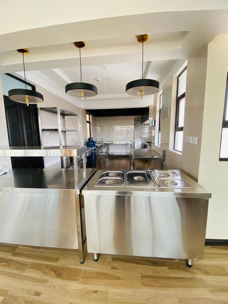 Restaurant/places to eat, Kitchen/Kitchenette in Hemak Suites