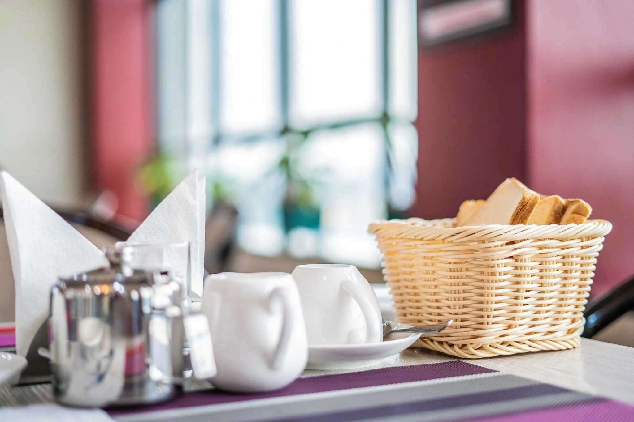 Breakfast, Restaurant/Places to Eat in Hemak Suites