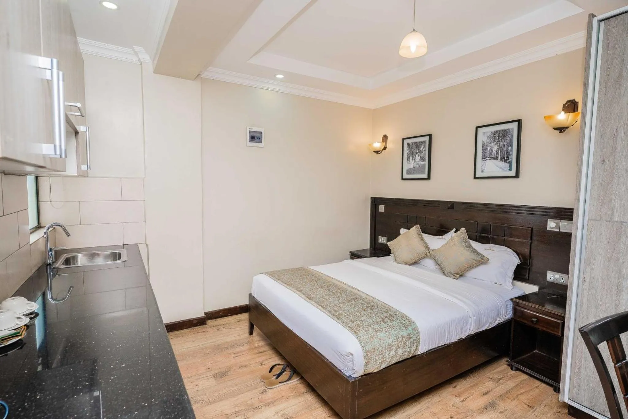 Bedroom, Bed in Hemak Suites