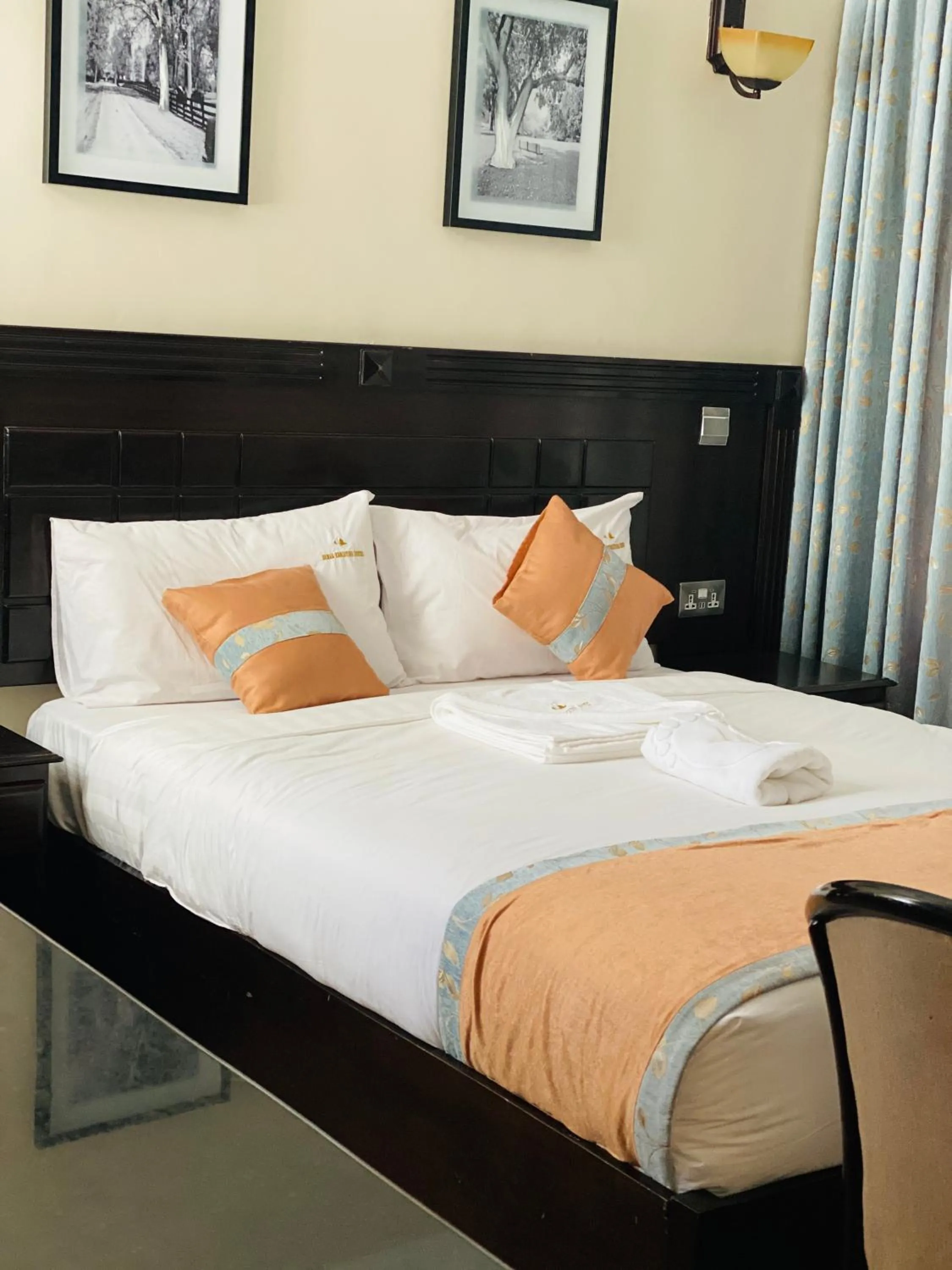 Bedroom, Bed in Hemak Suites