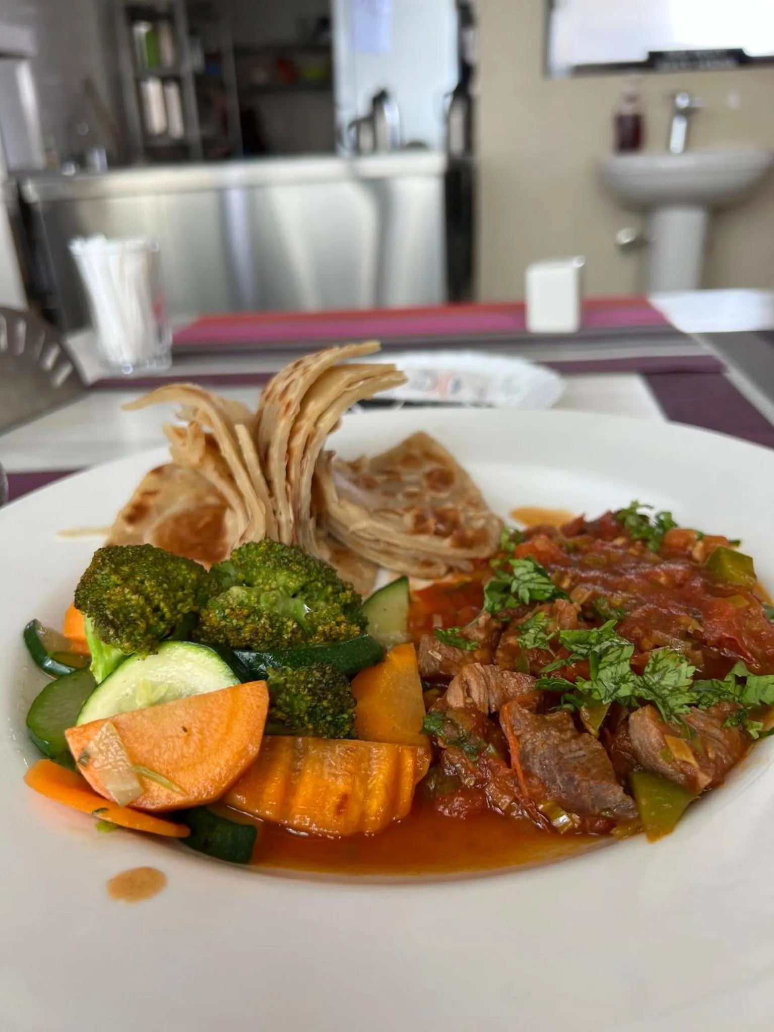 Restaurant/places to eat in Hemak Suites