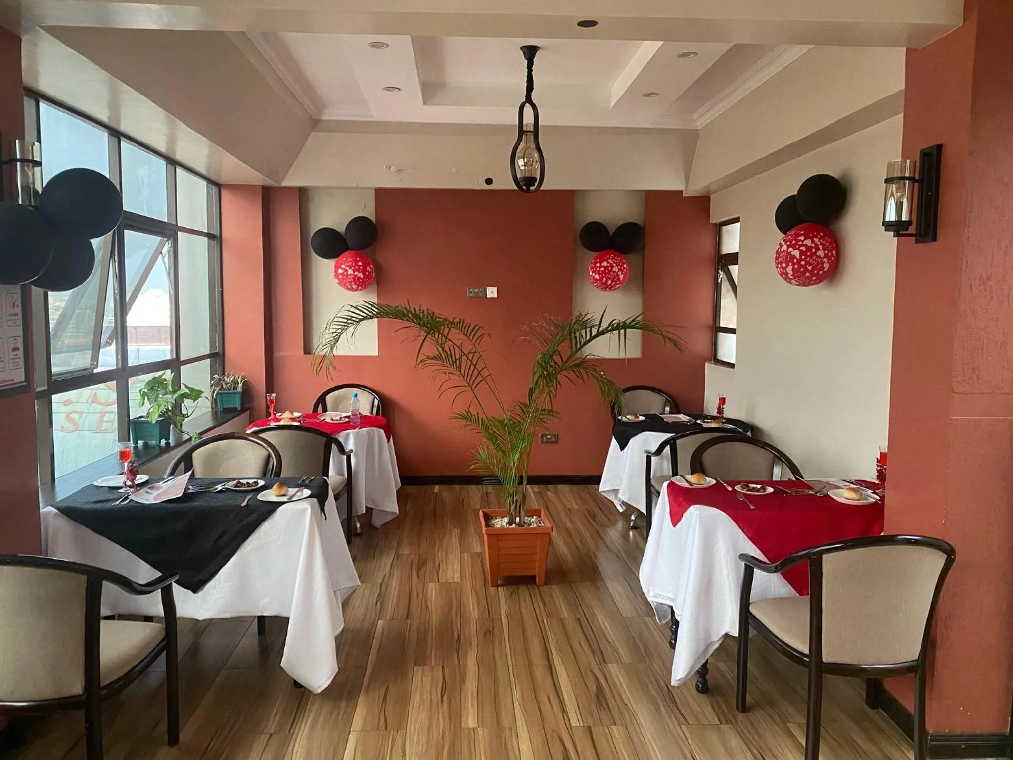 Restaurant/Places to Eat in Hemak Suites