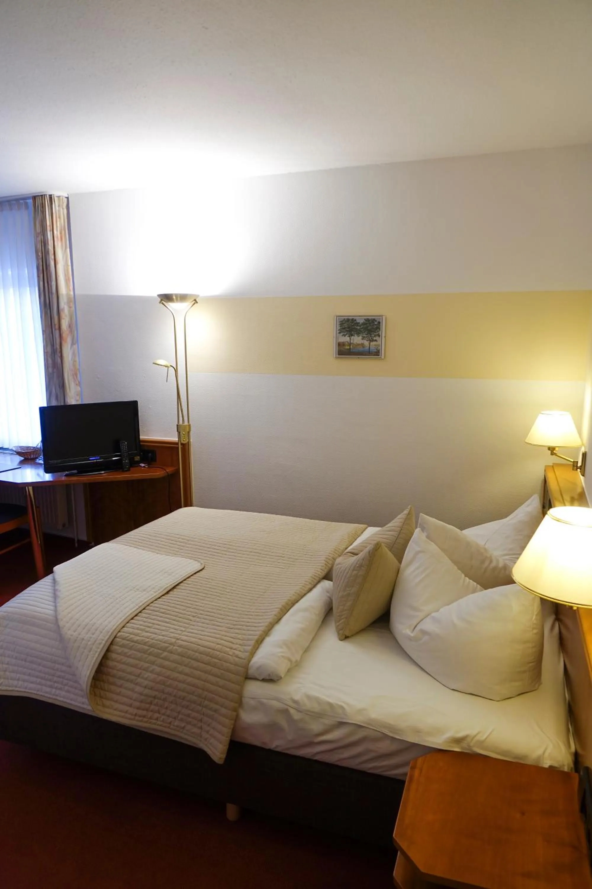 Photo of the whole room, Bed in Brocki's Hotel Stadt Hamburg