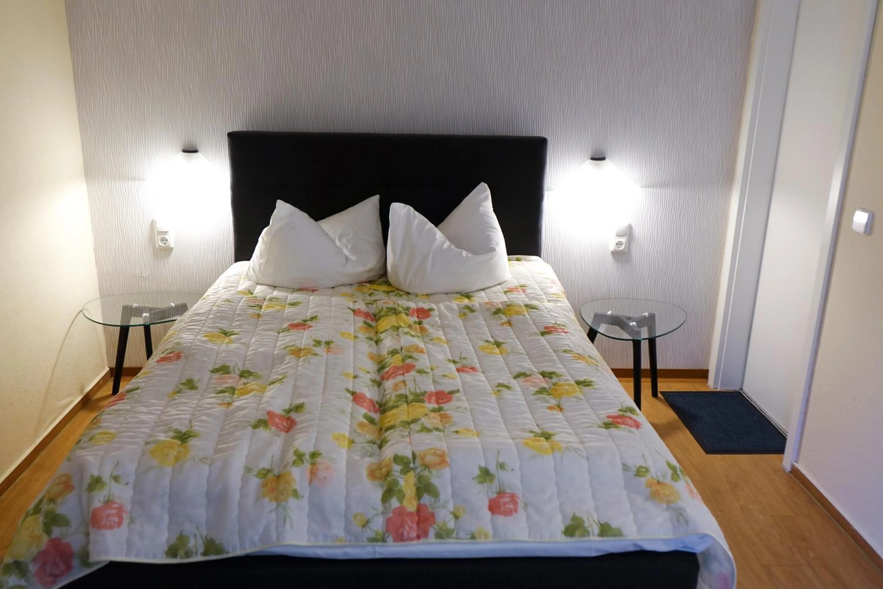 Photo of the whole room, Bed in Brocki's Hotel Stadt Hamburg