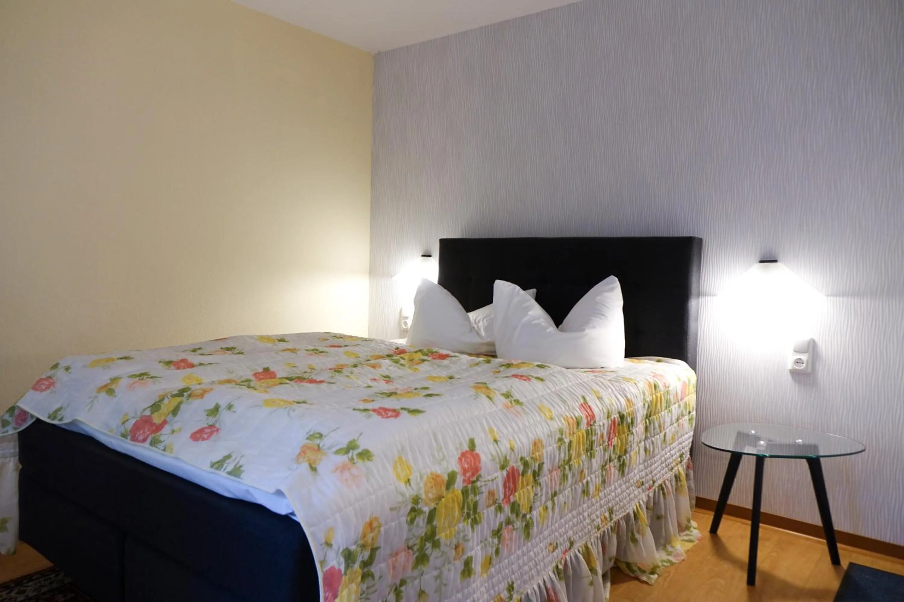 Photo of the whole room, Bed in Brocki's Hotel Stadt Hamburg