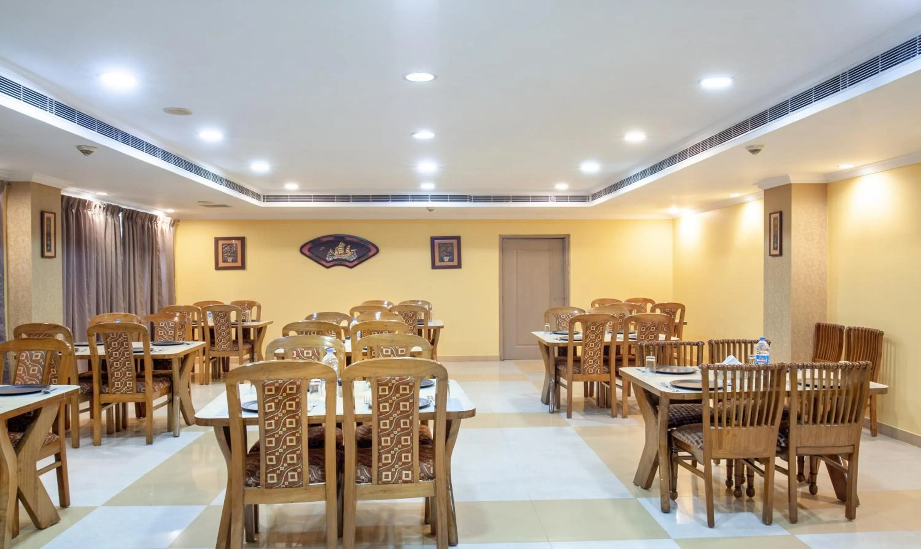 Restaurant/places to eat in Treebo Y Hotels Elite, Khandagiri