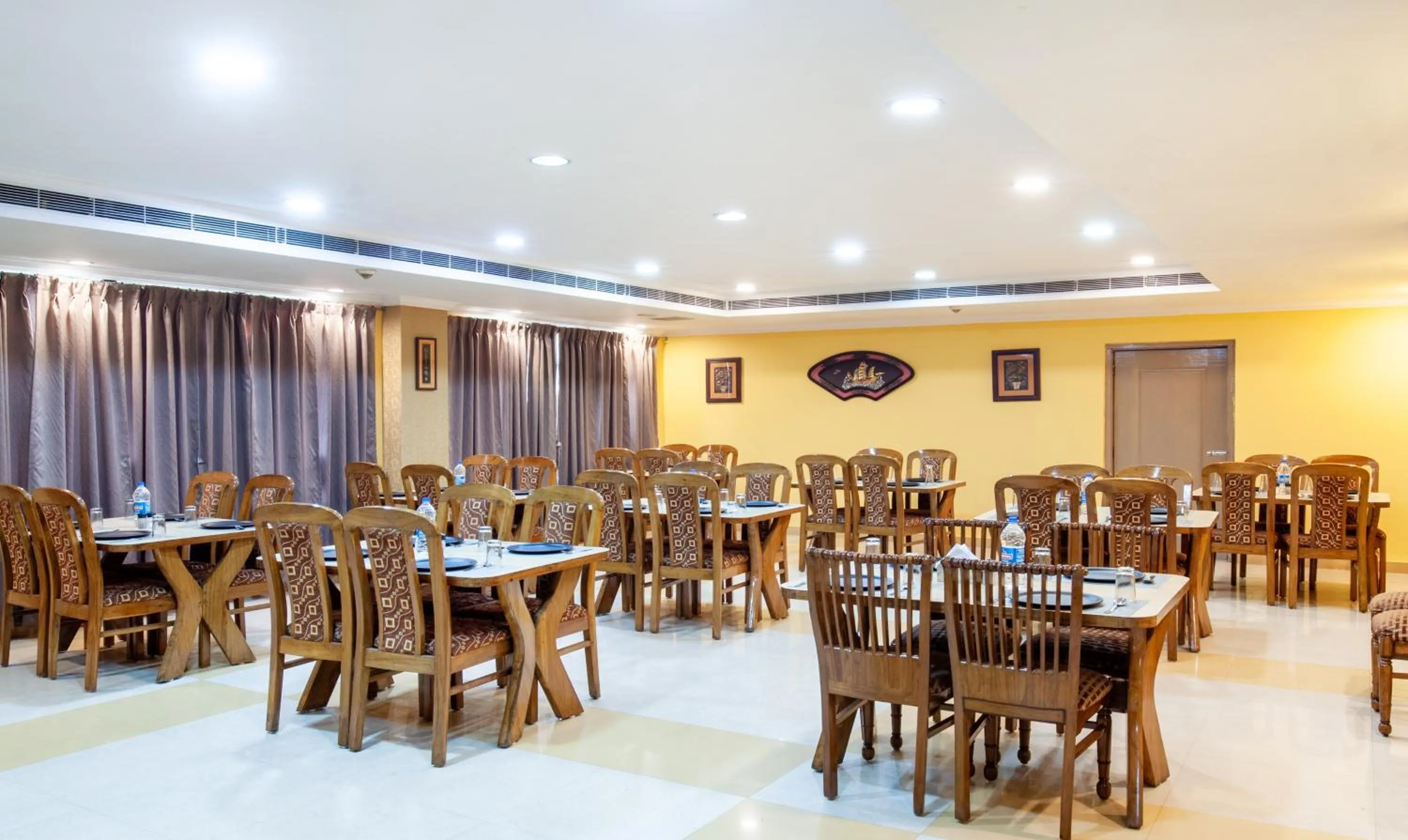Restaurant/places to eat in Treebo Y Hotels Elite, Khandagiri