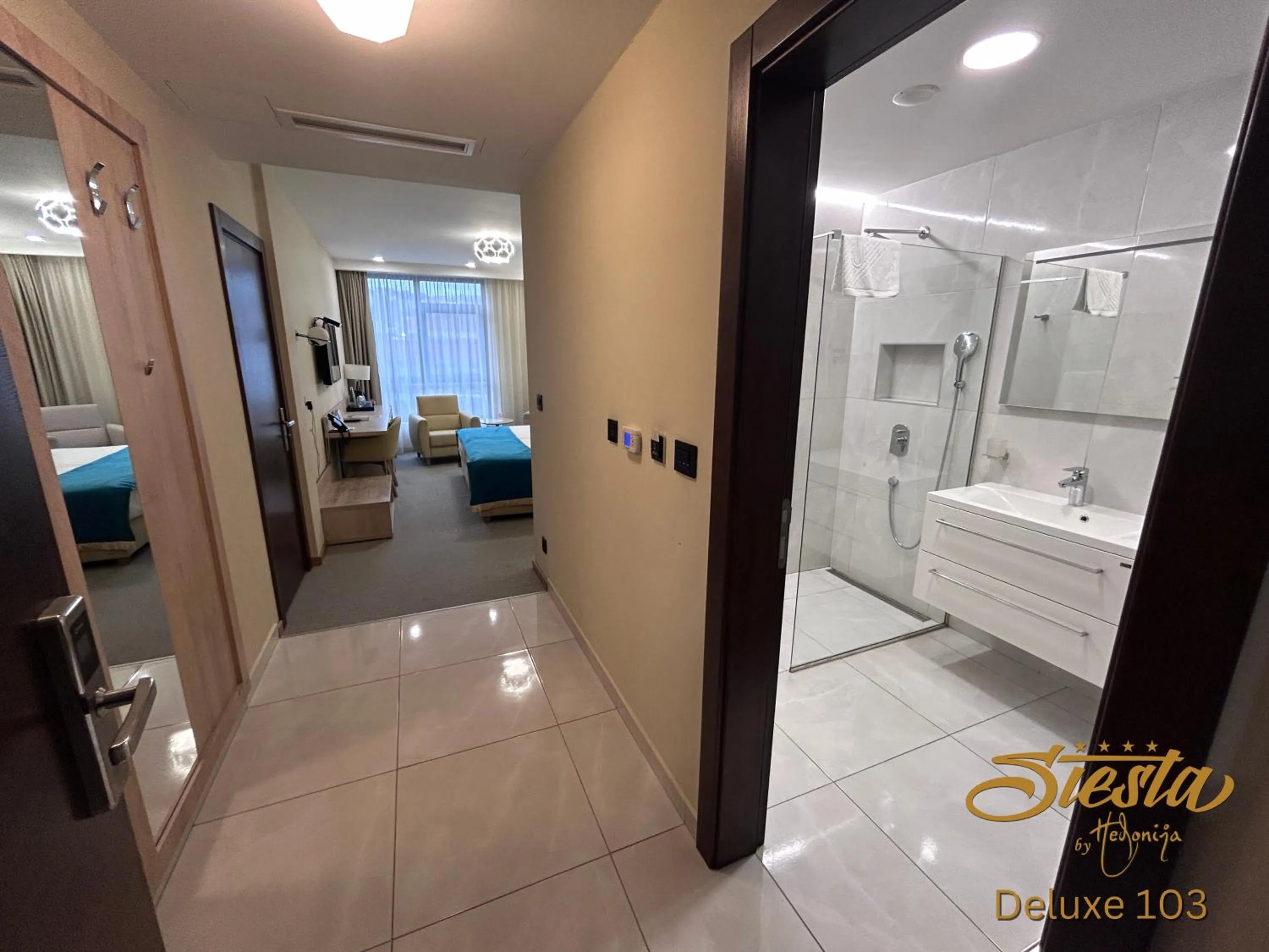 Bathroom, Bed in Hotel Siesta