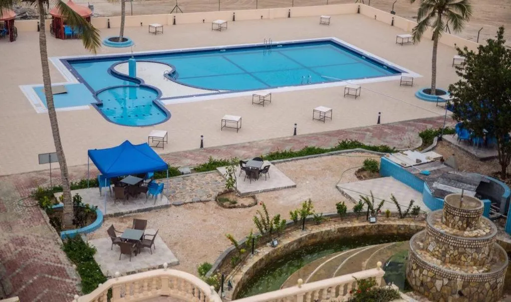 Swimming pool in Al Jabal Hotel