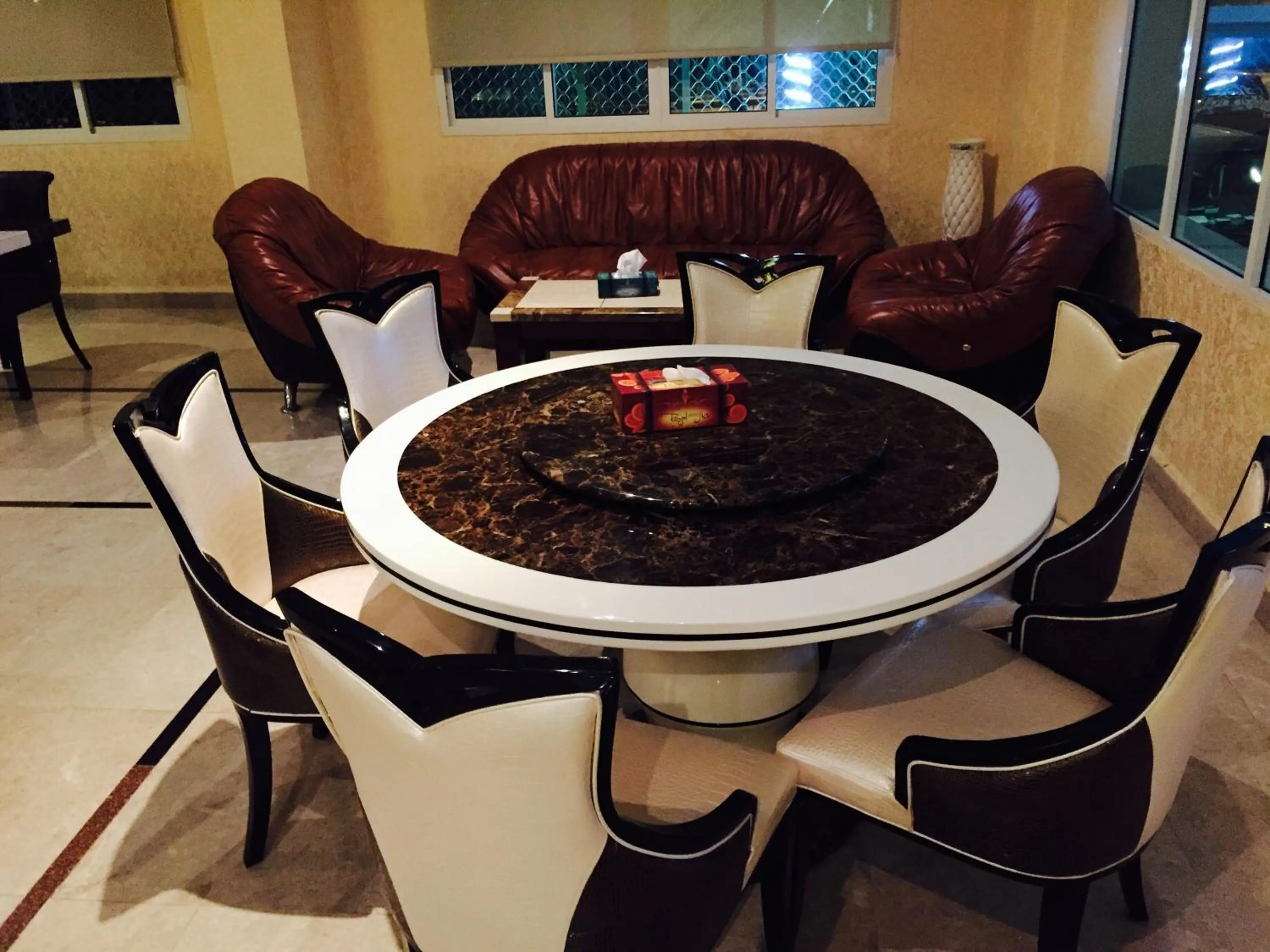 Food and drinks in Al Jabal Hotel