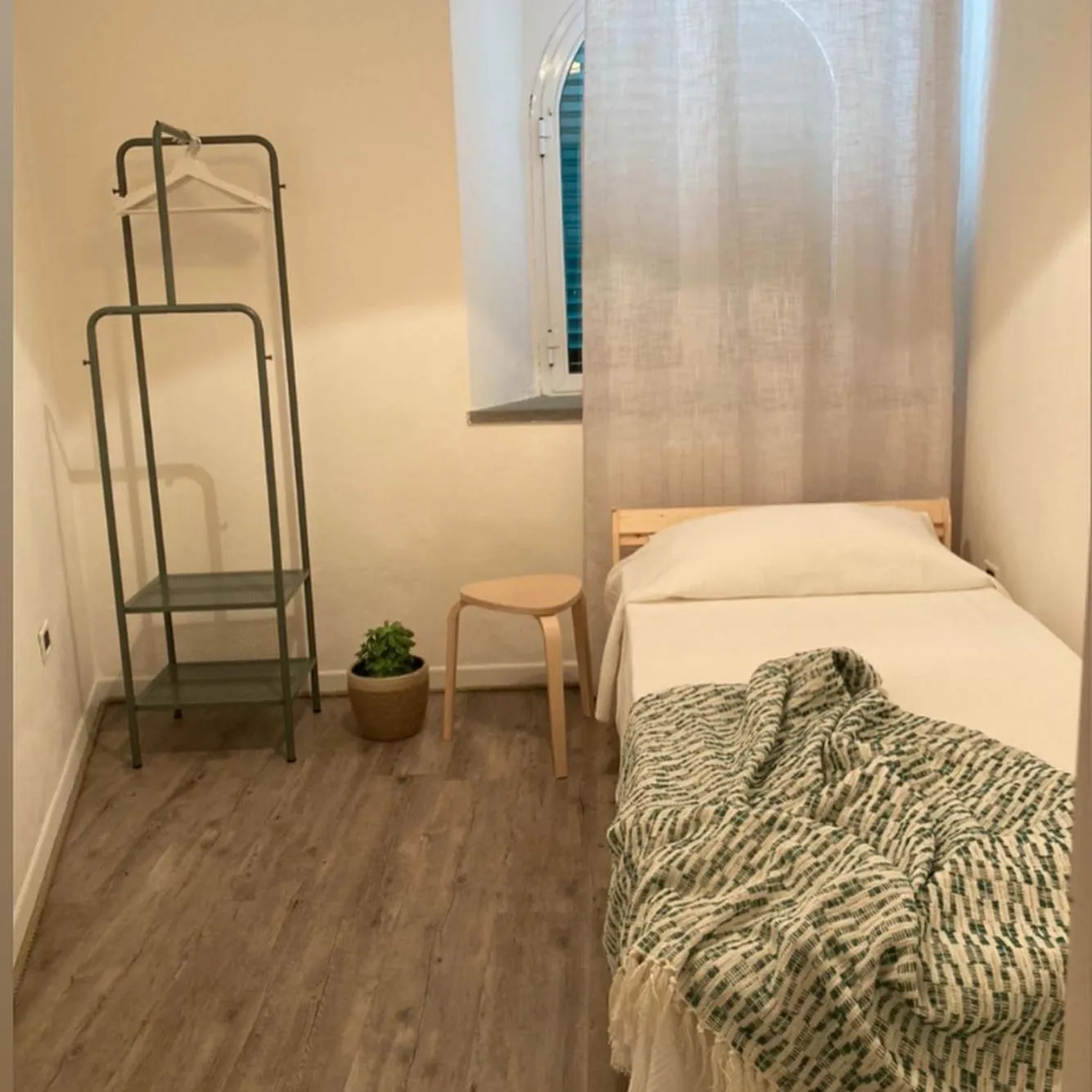 Bedroom, Bed in Sunrise