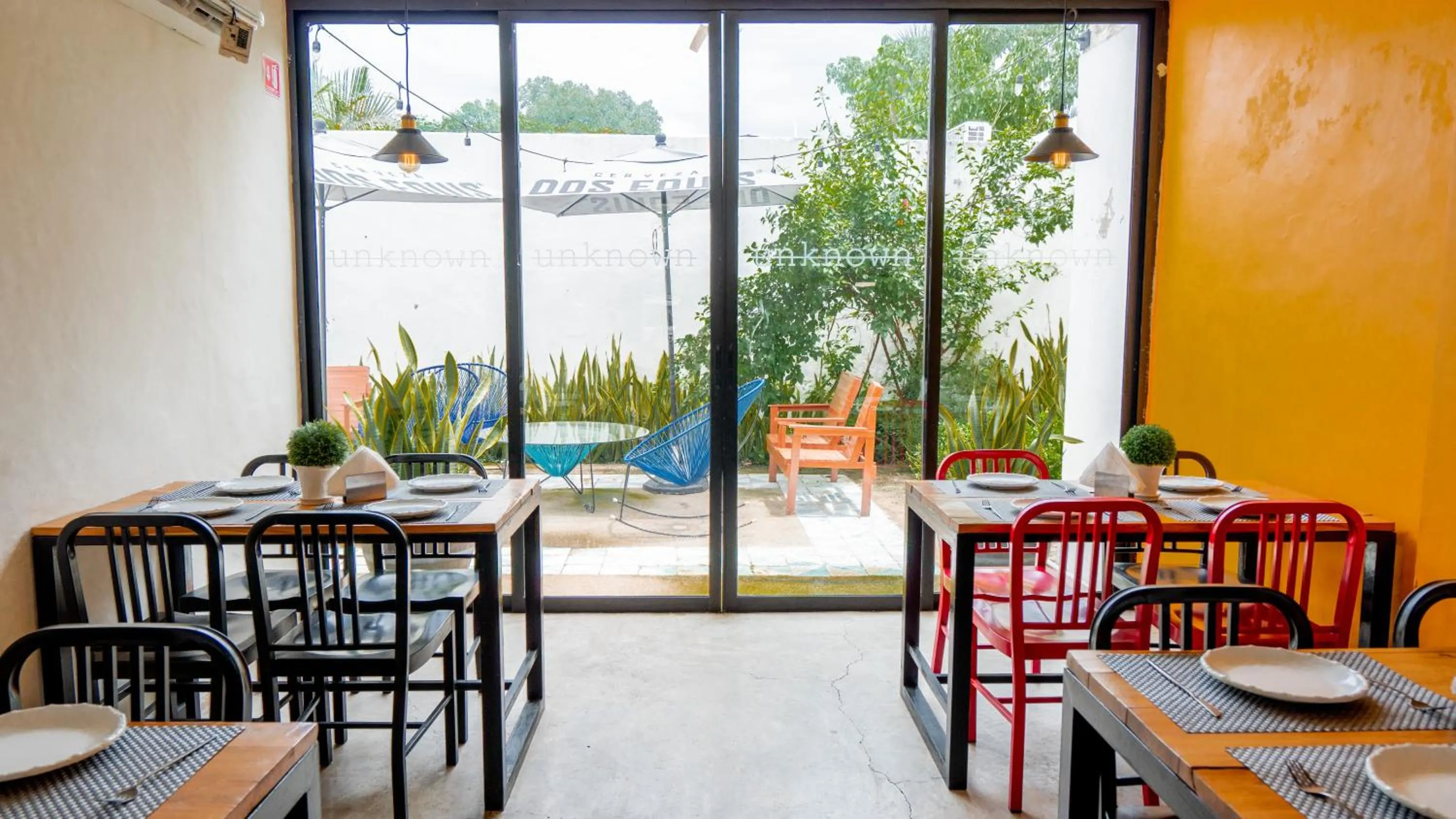 Restaurant/places to eat in Hotel Unknown