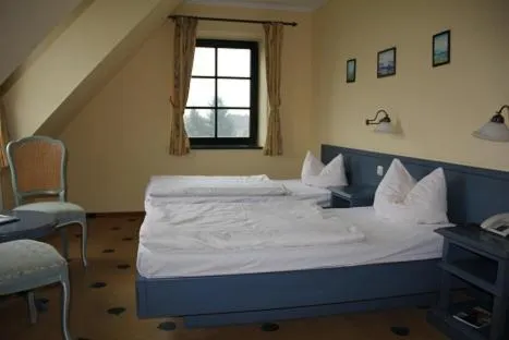 Photo of the whole room, Bed in Müritz Landhotel Grüner Baum