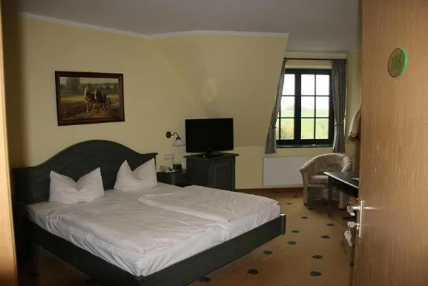 Photo of the whole room, Bed in Müritz Landhotel Grüner Baum