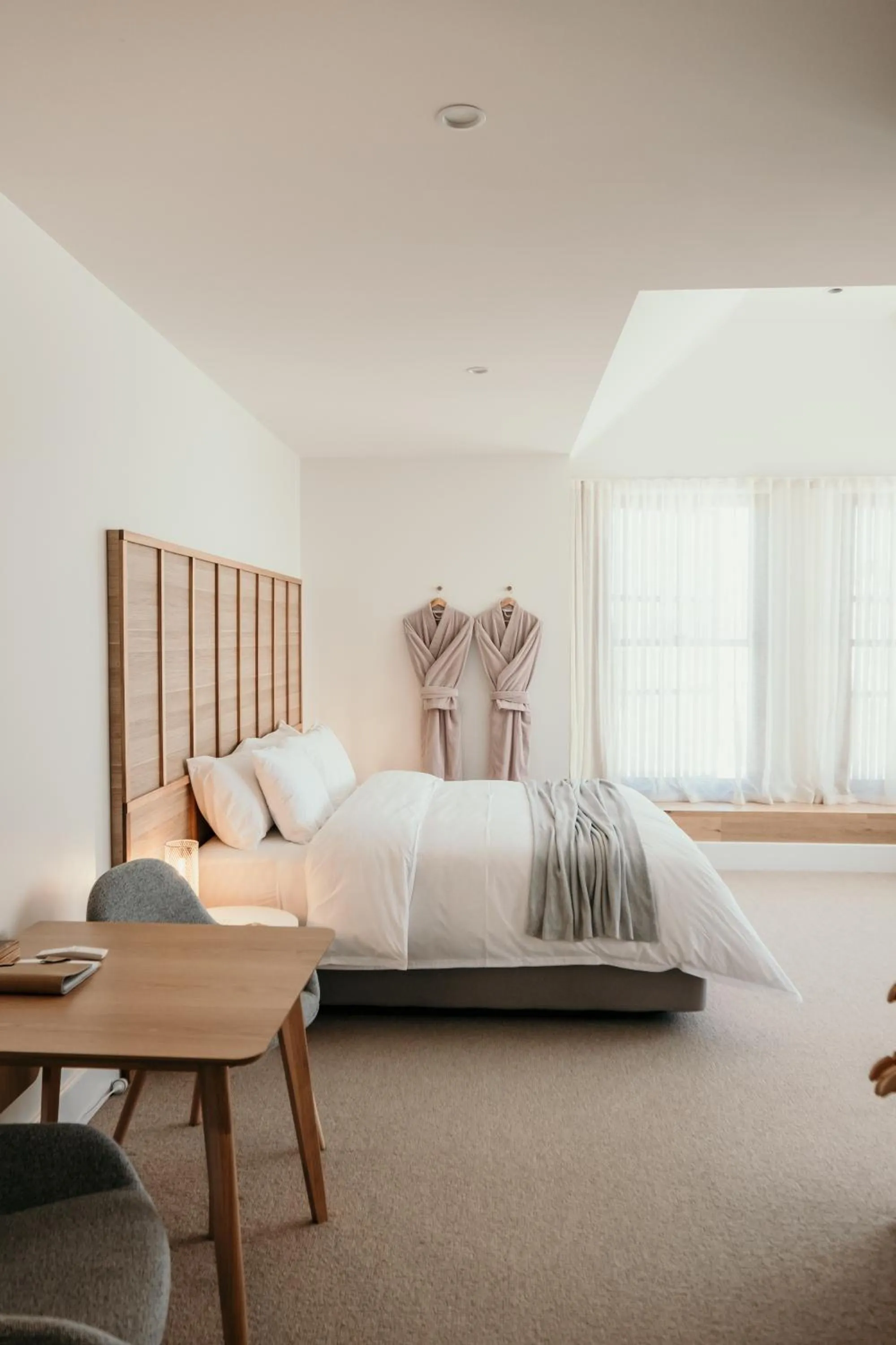 Seating area, Bed in The Oak & Anchor Hotel