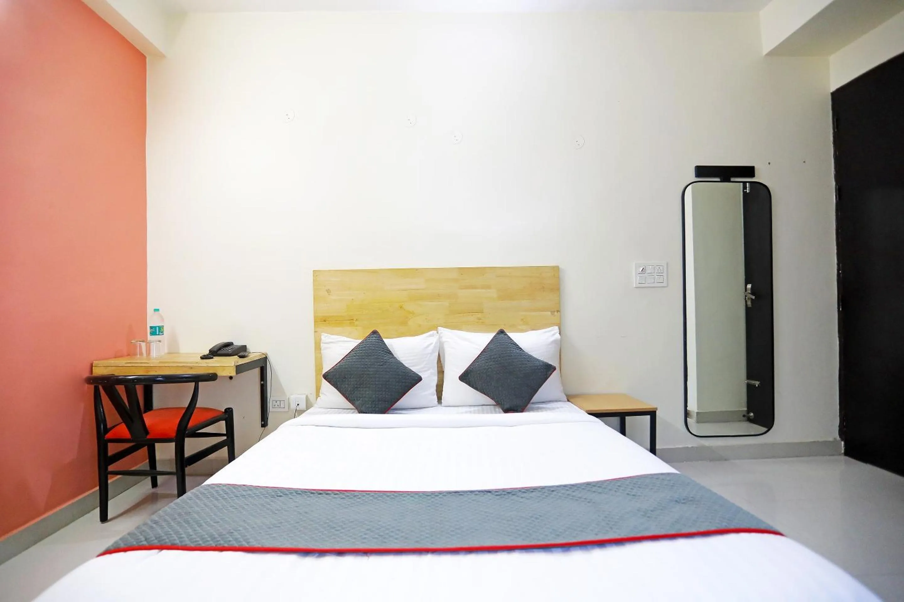 Bedroom, Bed in Super Townhouse Cloud Bay, Near Genpact, Sector-69, Gurgaon