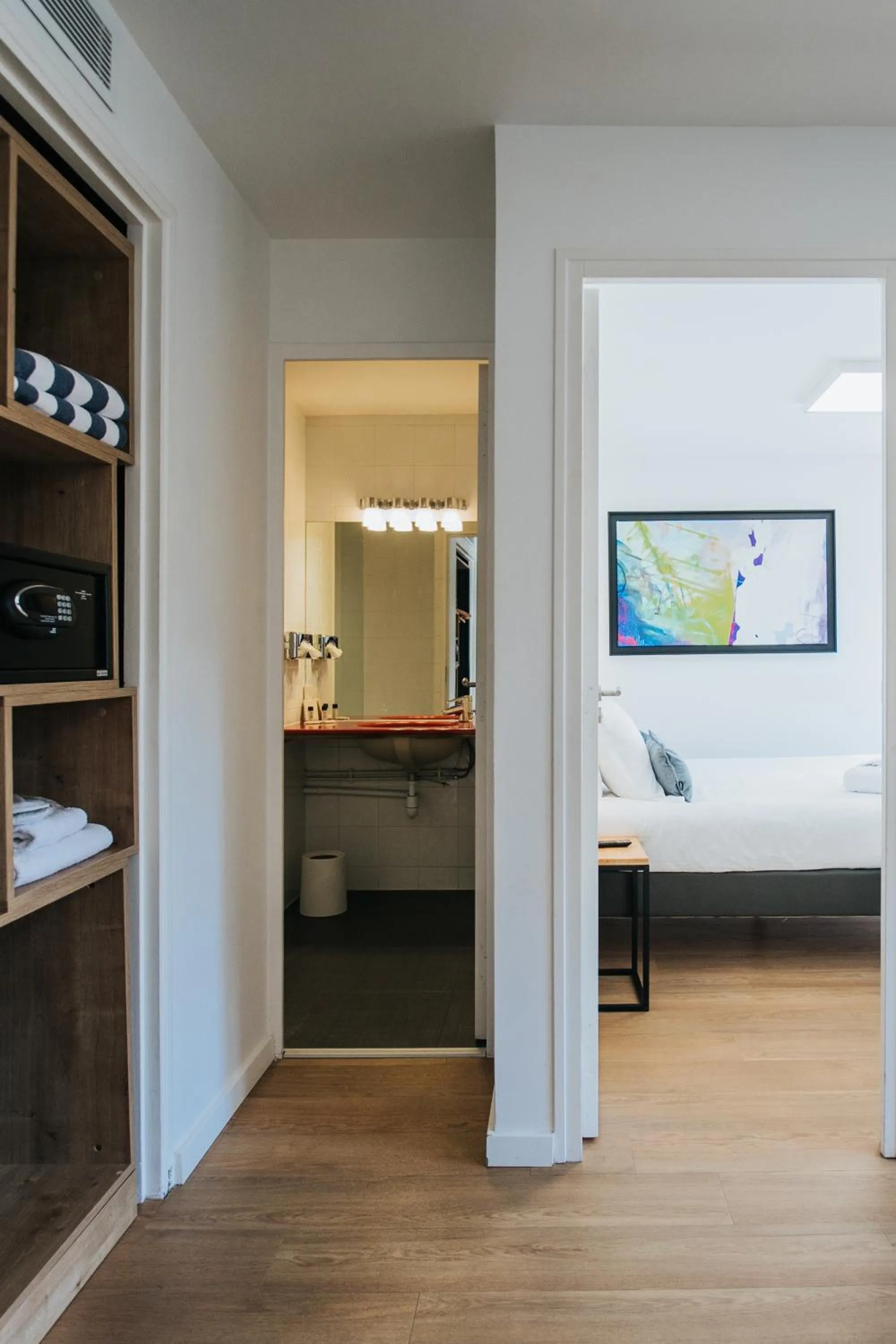 Photo of the whole room, Bed in Le Drip's