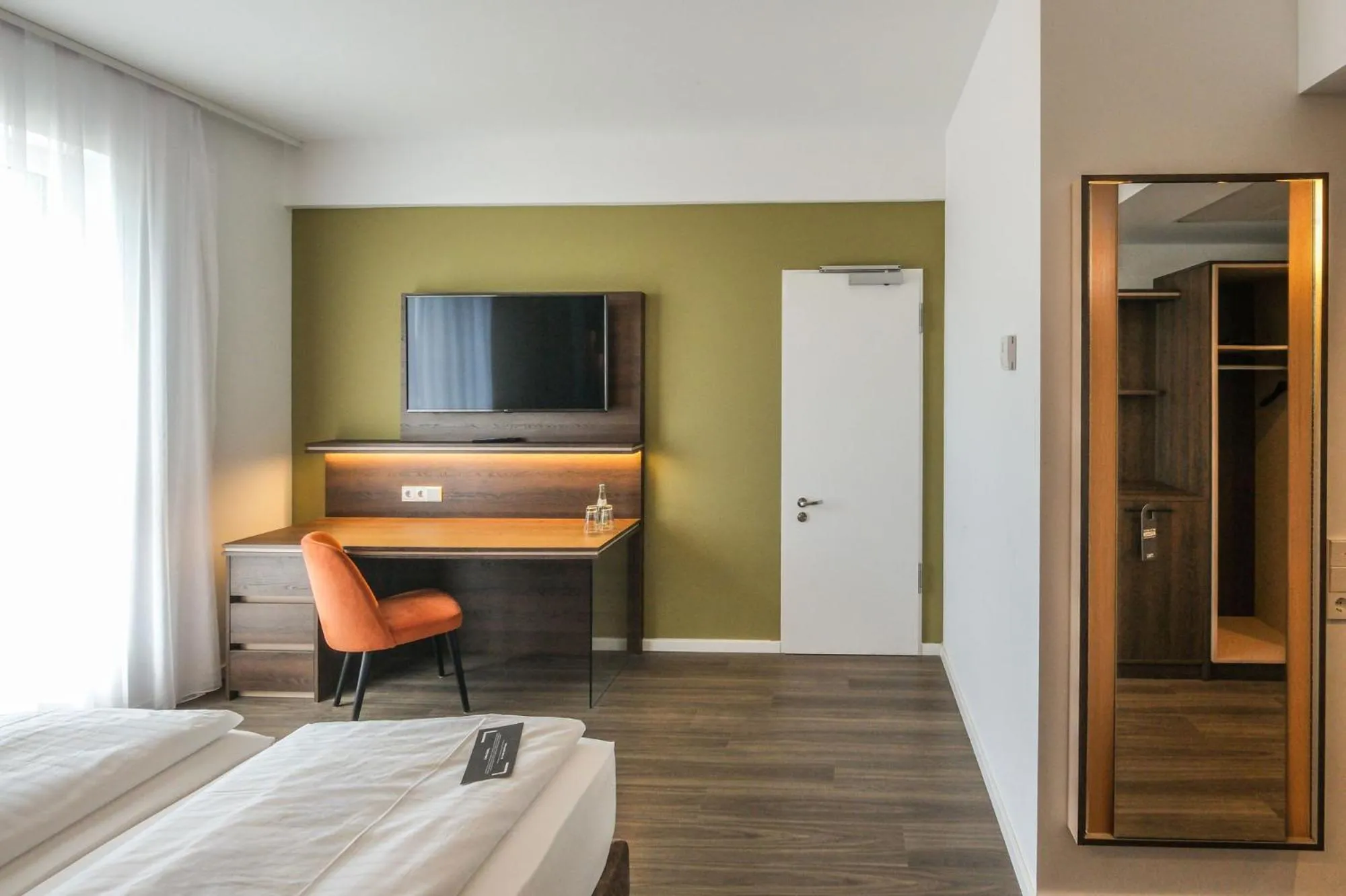 Photo of the whole room, Bed in Tools Hotel Laichingen