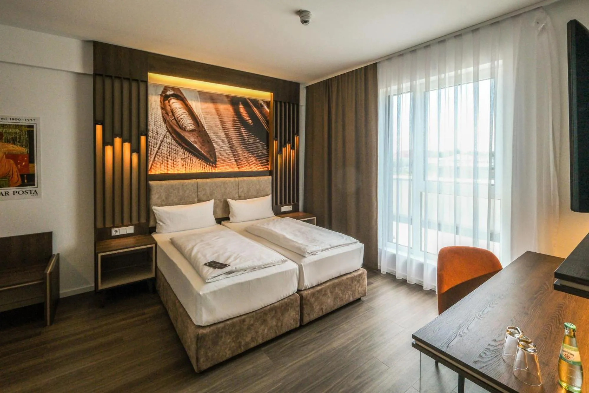 Photo of the whole room, Bed in Tools Hotel Laichingen