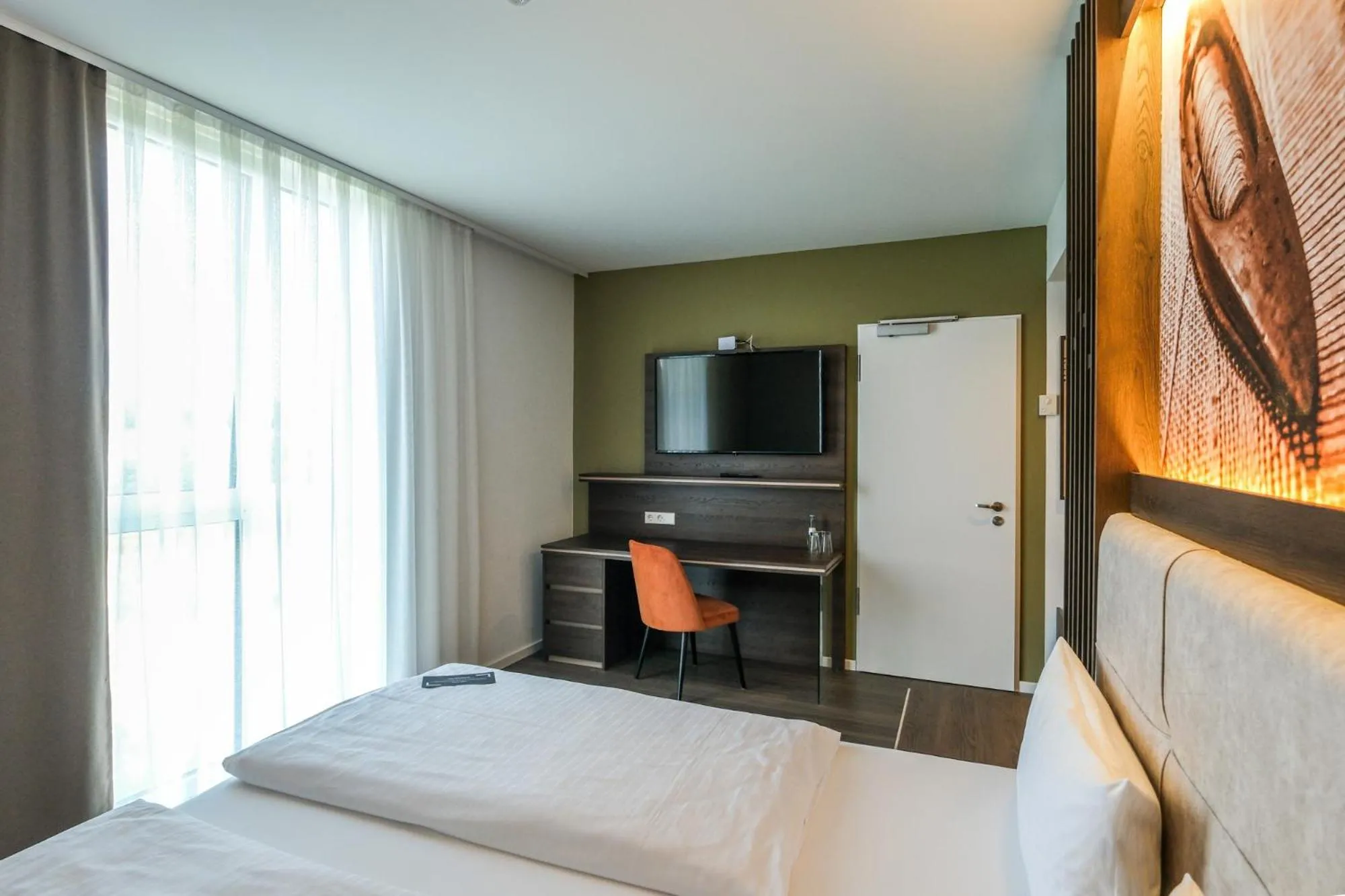 Photo of the whole room, Bed in Tools Hotel Laichingen