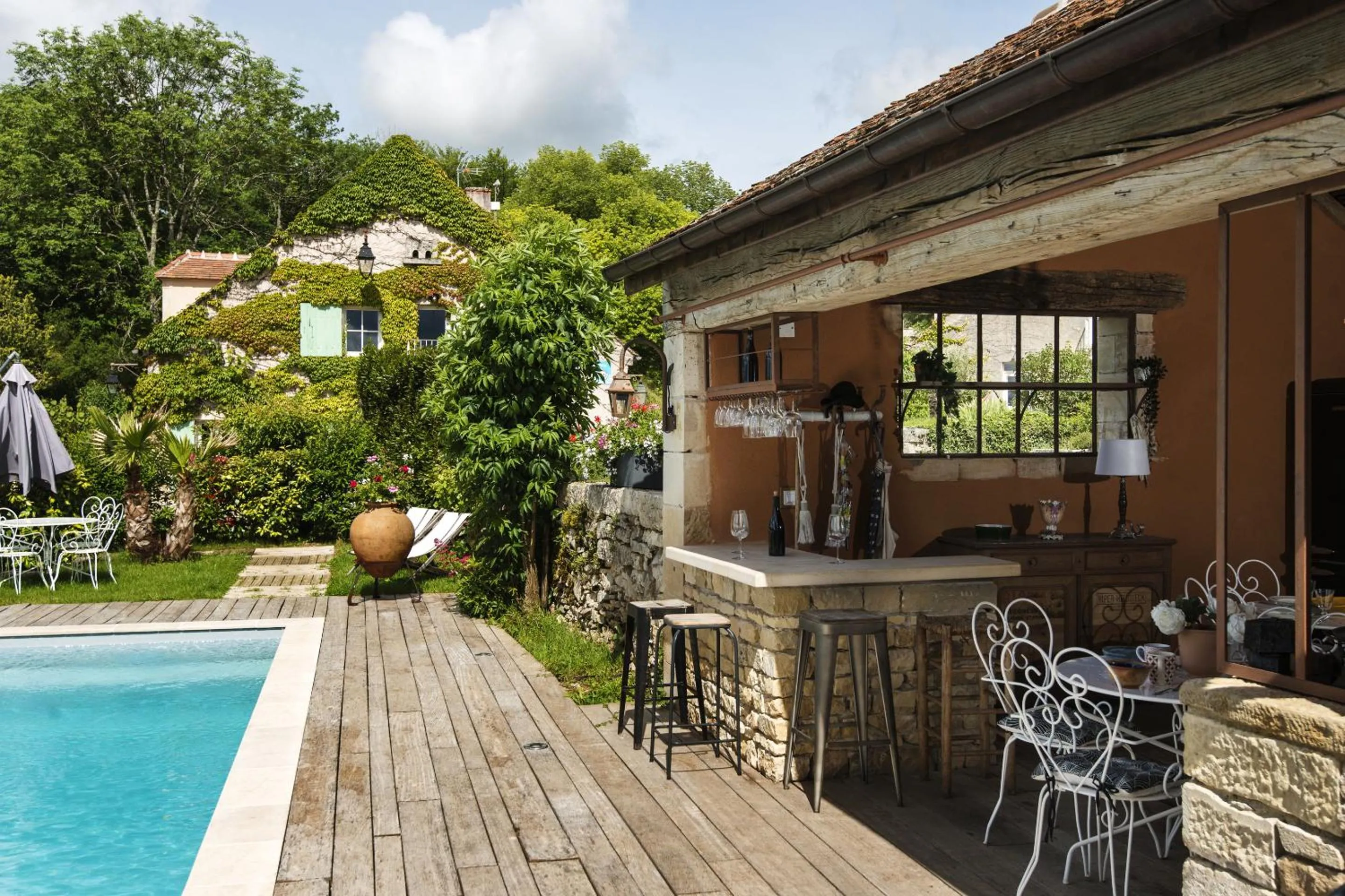 Pool view in Le Domaine des Carriers