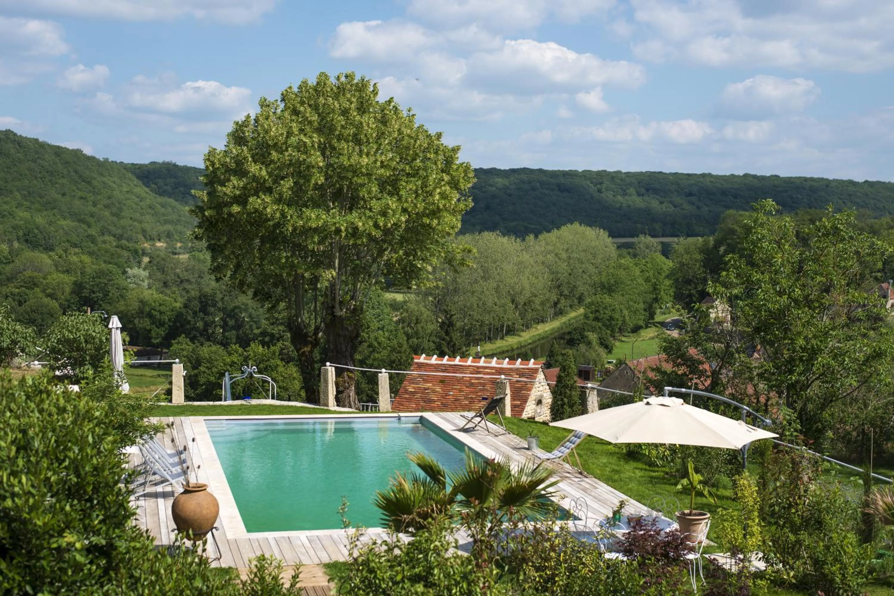 Pool view in Le Domaine des Carriers