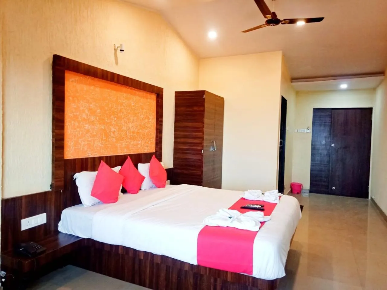 Bed in Shivneri Valley Escape Hotel - A Scenic Valley View Hotel in Mahabaleshwar