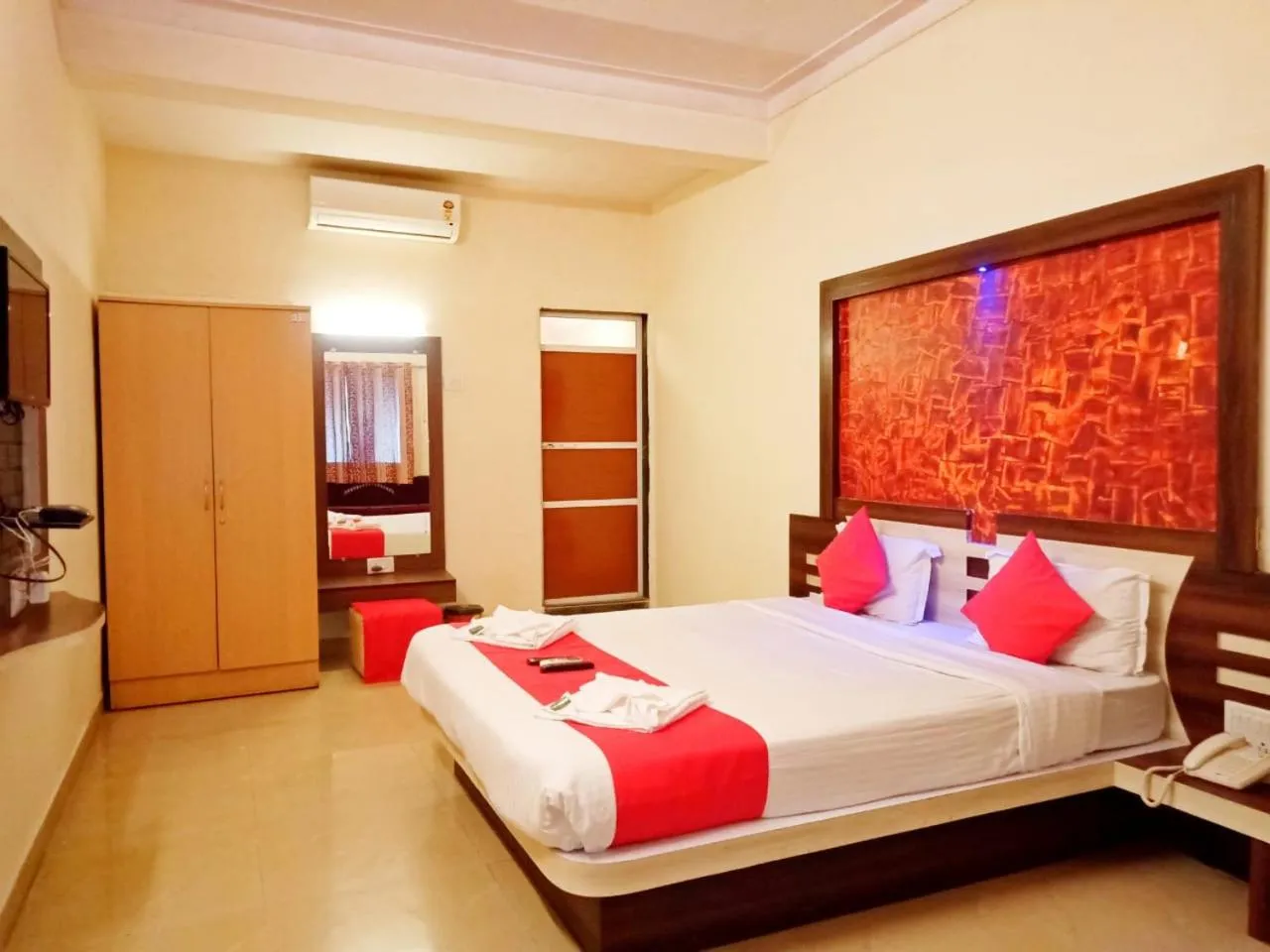 Bedroom, Bed in Shivneri Valley Escape Hotel - A Scenic Valley View Hotel in Mahabaleshwar