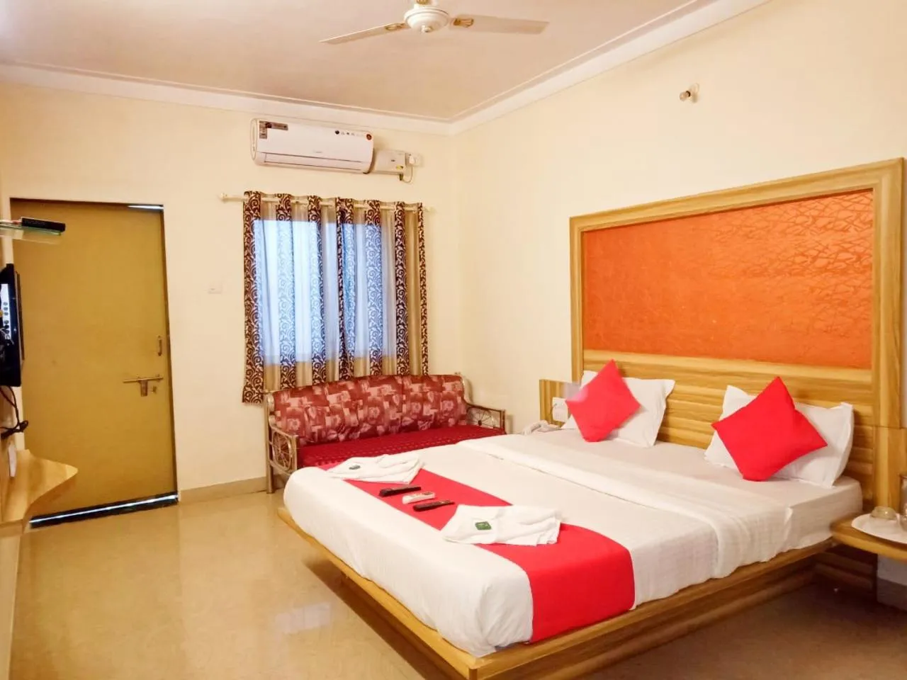 Bed in Shivneri Valley Escape Hotel - A Scenic Valley View Hotel in Mahabaleshwar