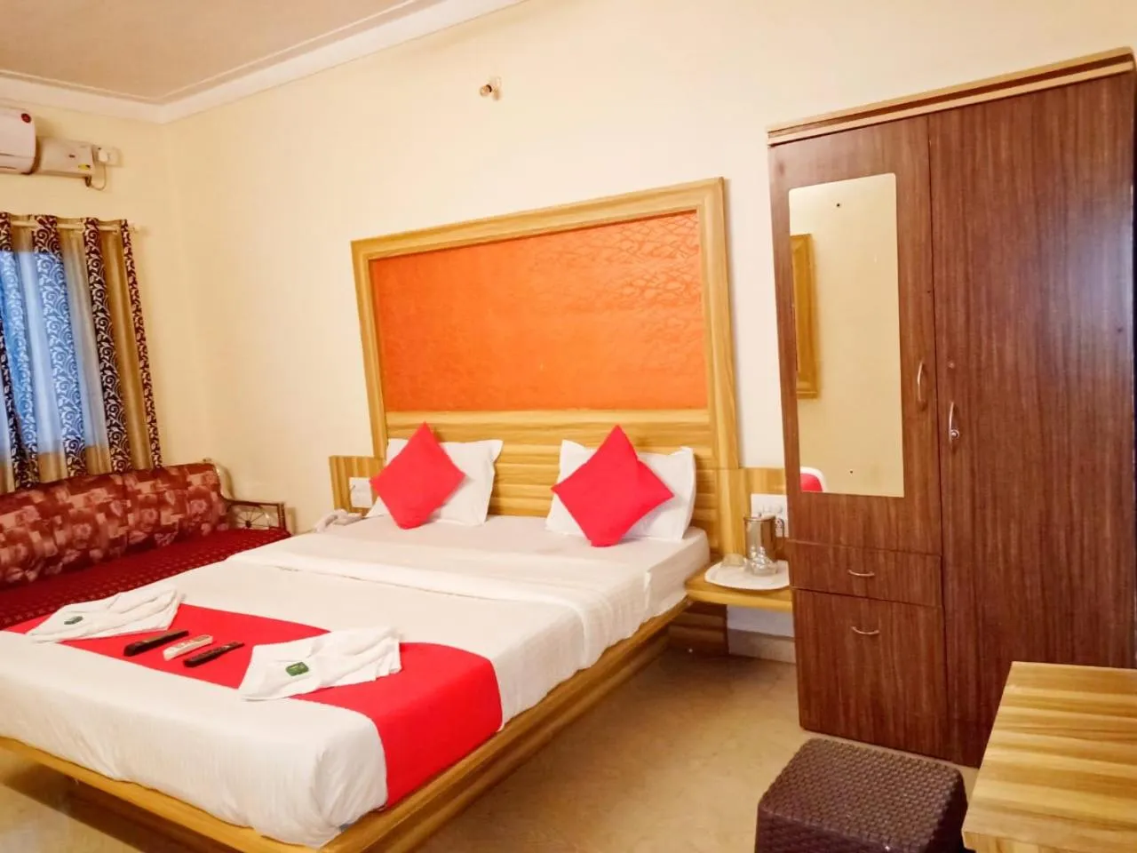 Bed in Shivneri Valley Escape Hotel - A Scenic Valley View Hotel in Mahabaleshwar