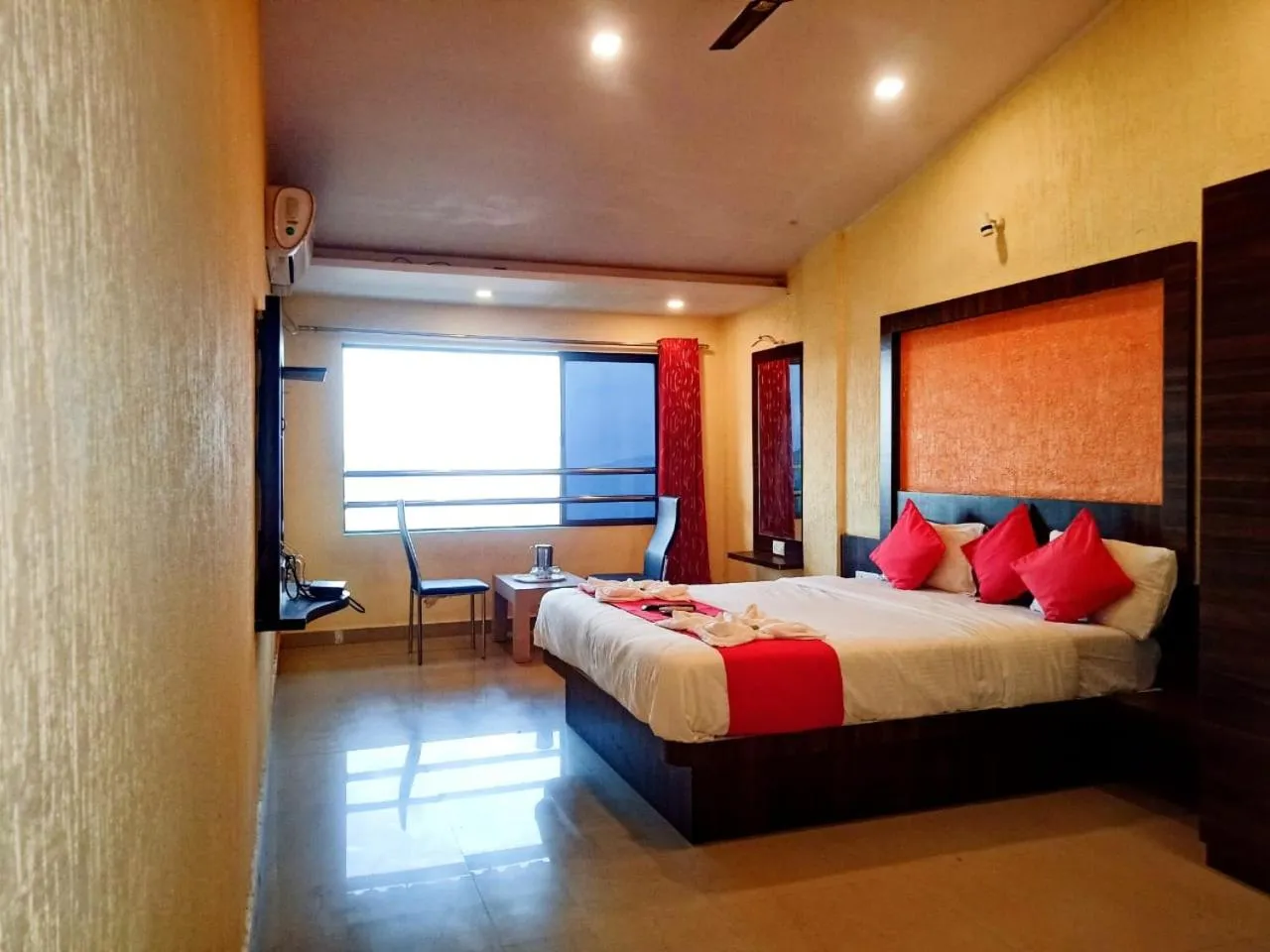 Bed in Shivneri Valley Escape Hotel - A Scenic Valley View Hotel in Mahabaleshwar