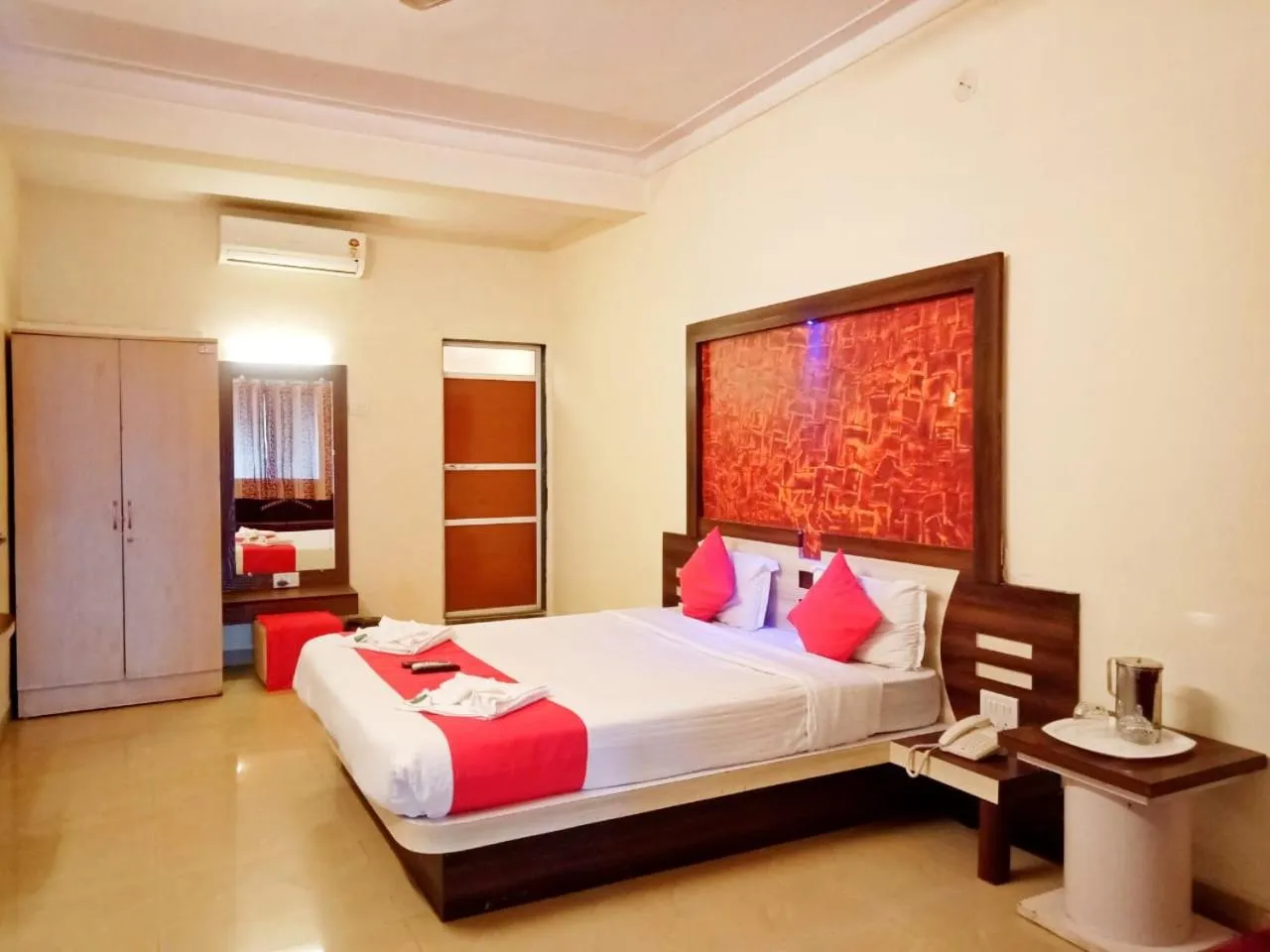 Bedroom, Bed in Shivneri Valley Escape Hotel - A Scenic Valley View Hotel in Mahabaleshwar