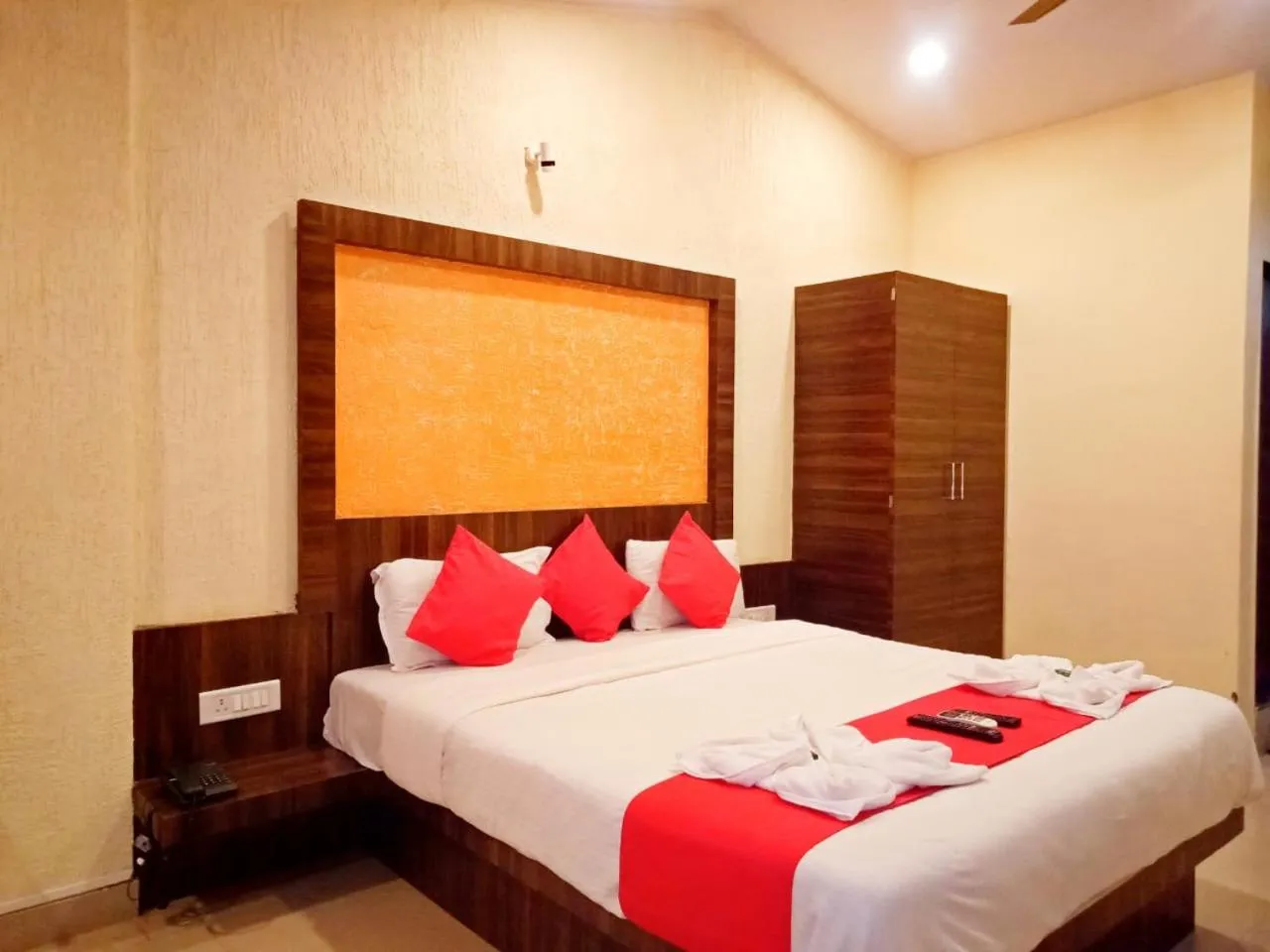 Bed in Shivneri Valley Escape Hotel - A Scenic Valley View Hotel in Mahabaleshwar