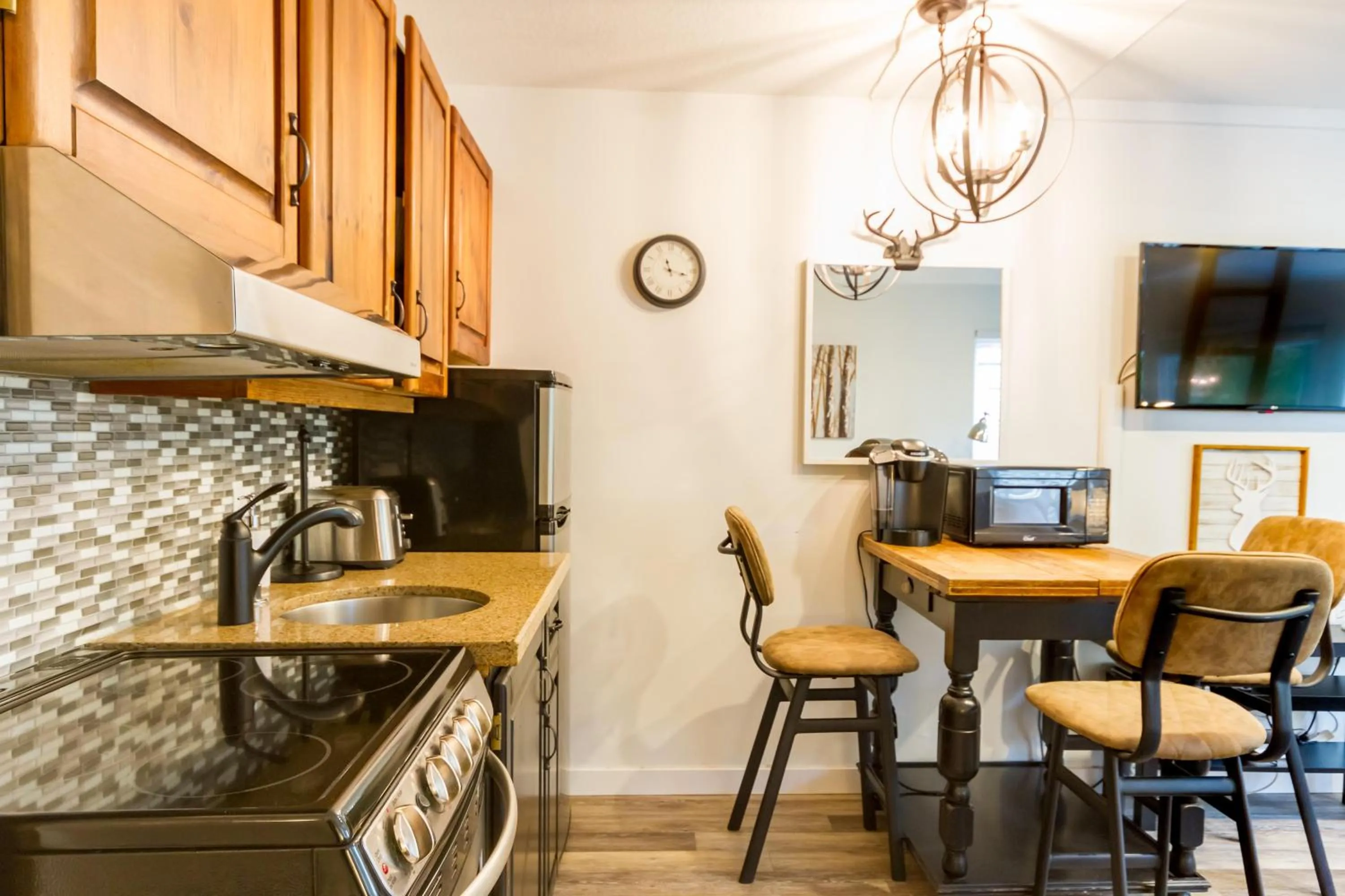 Cute and Cozy, walk to Gondola Ski in Out