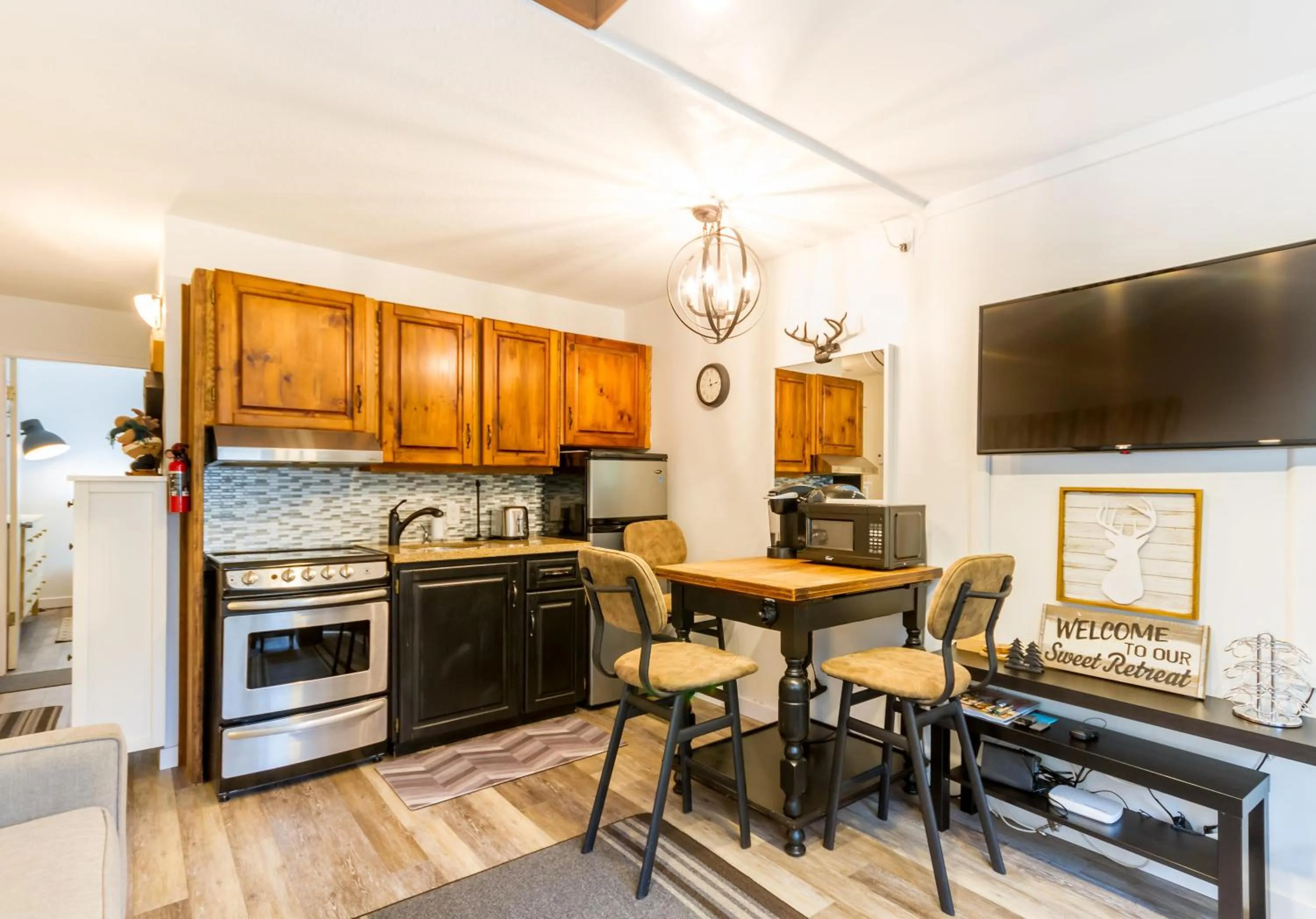 Cute and Cozy, walk to Gondola Ski in Out