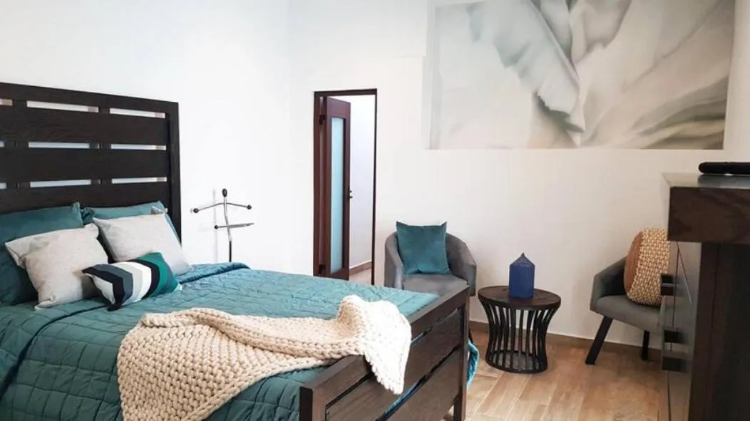 Photo of the whole room, Bed in HEROS