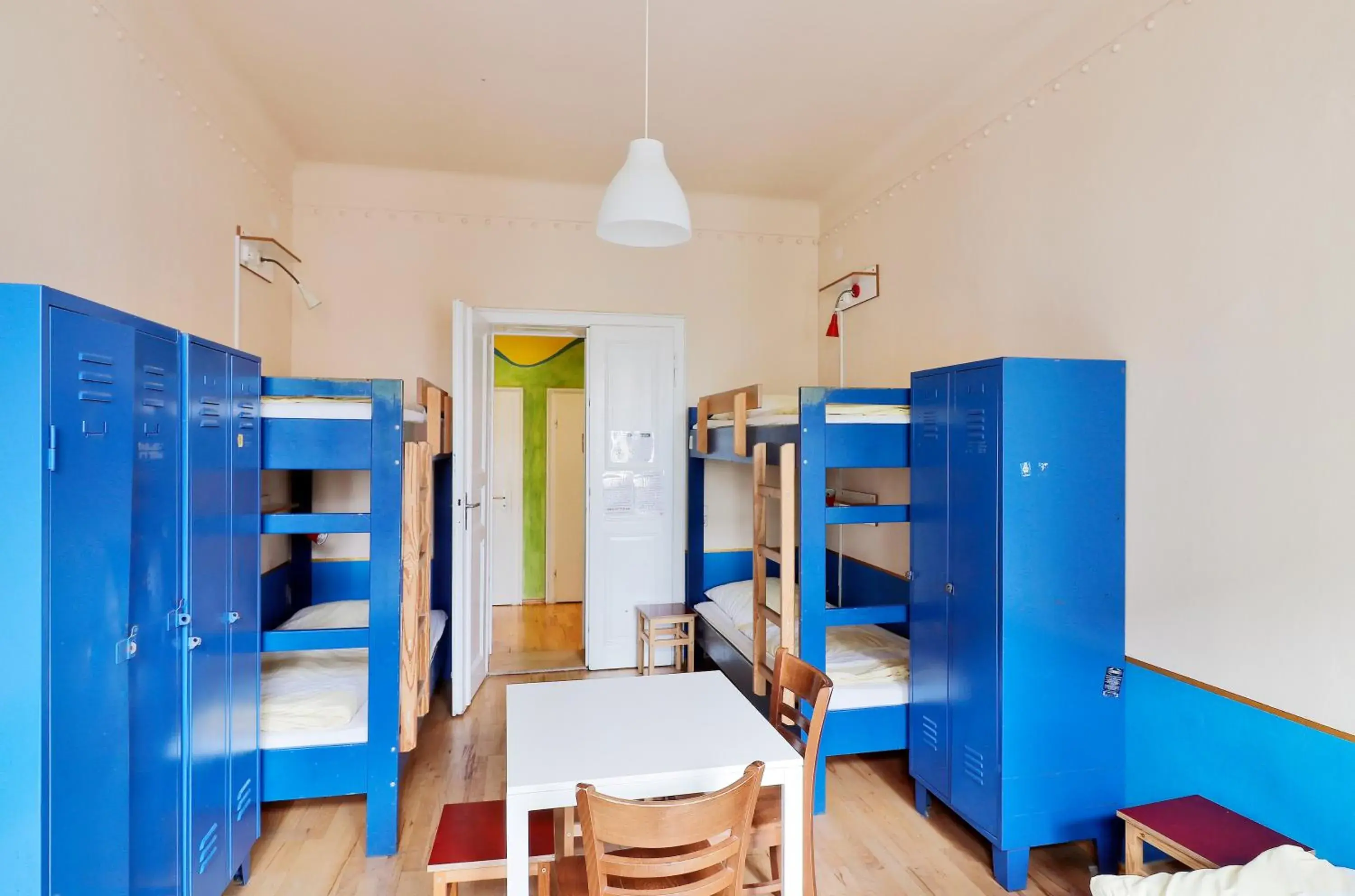 Bed in 6-Bed Mixed Dormitory Room in Hostel Mondpalast Bed in 6-Bed Mixed Dormitory Room in Hostel Mondpalast