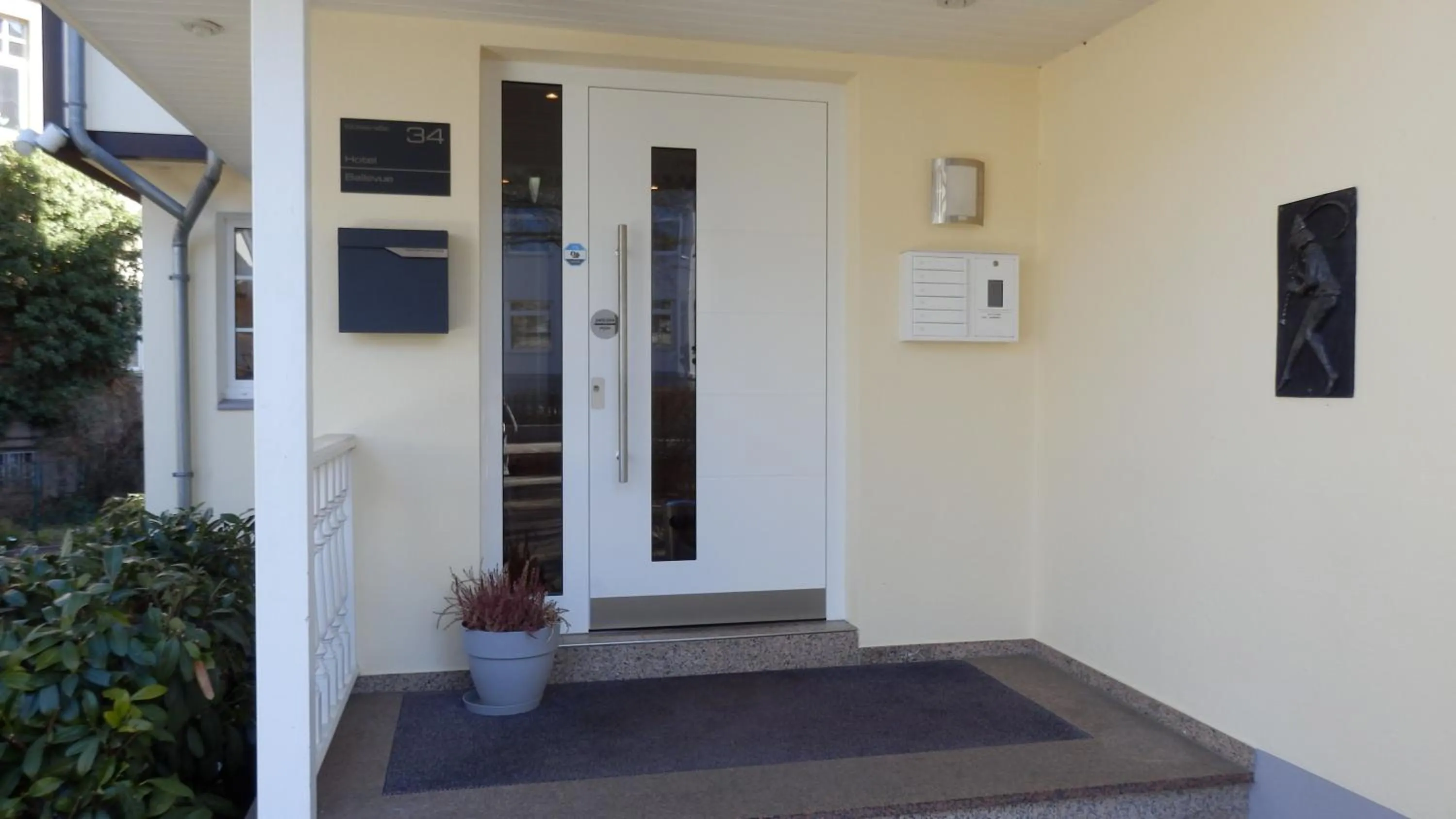 Facade/entrance in Hotel Bellevue