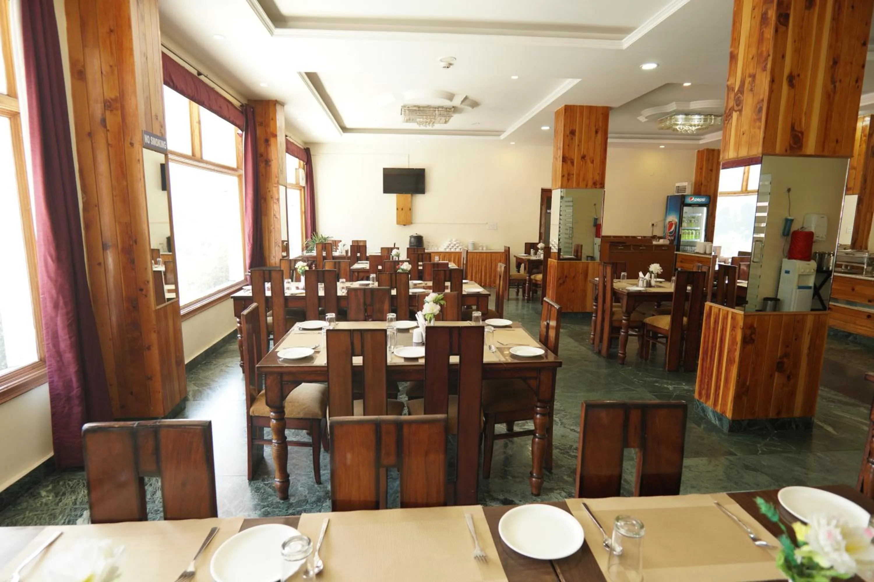 Restaurant/places to eat in Manali Valley Resort