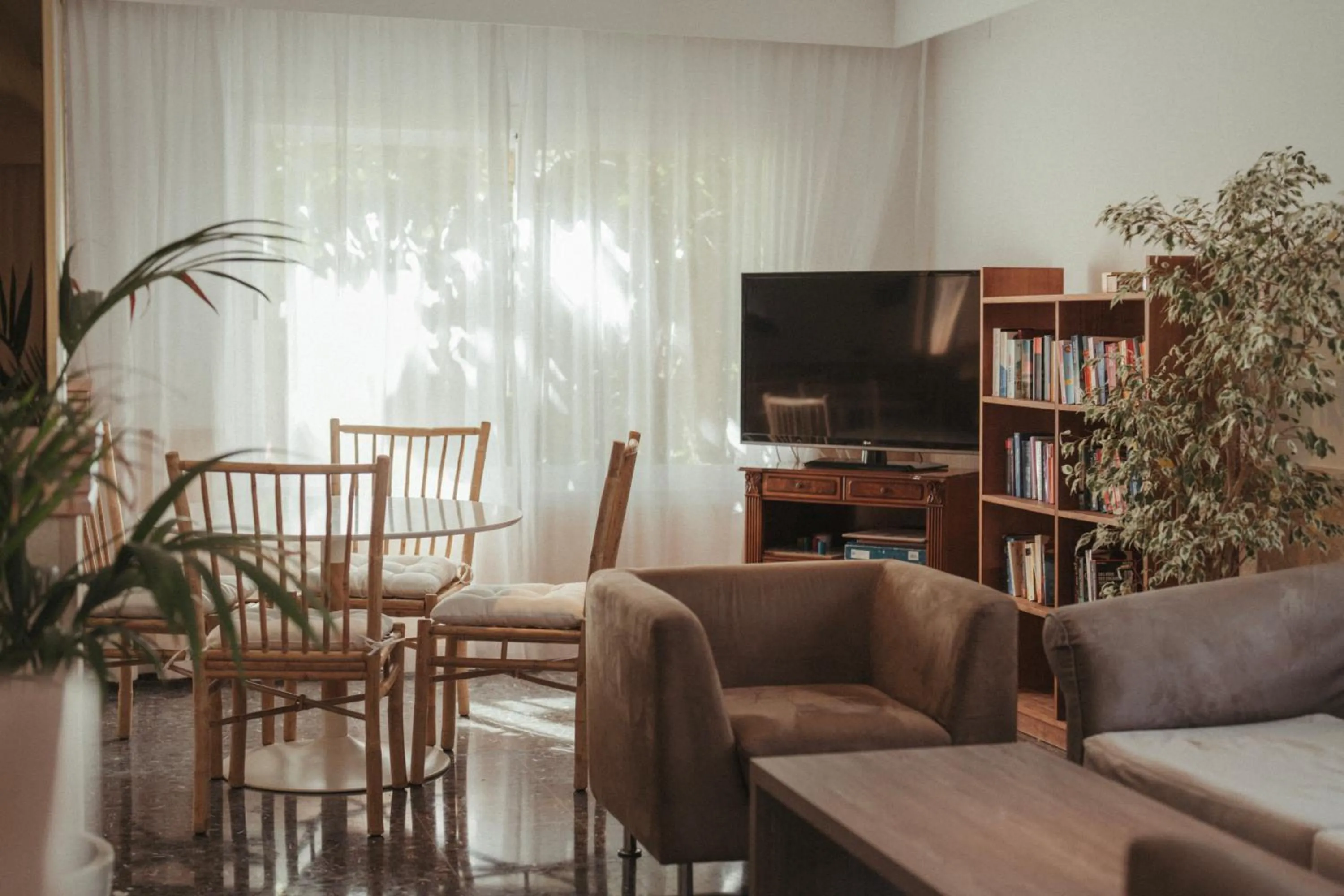 Communal lounge/ TV room in ROC Oberoy - Adults Only